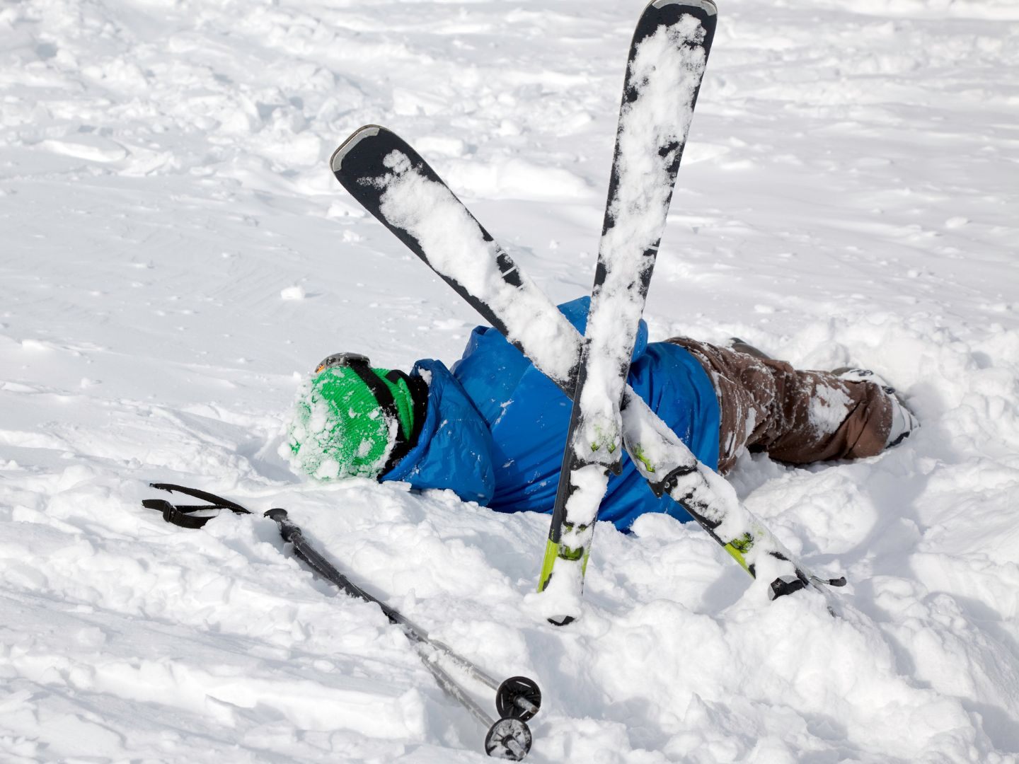 Bei Unfällen auf Skipisten ist jeder zum Helfen verpflichtet. Bei Unfällen auf Skipisten ist jeder zum Helfen verpflichtet.