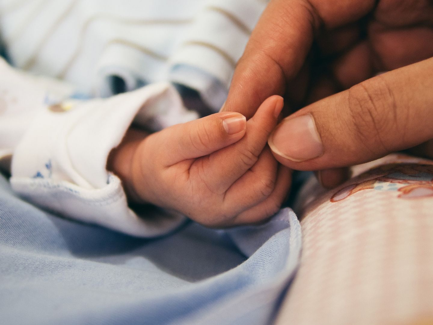 Wer dem Baby die tödlichen Verletzungen zugefügt hat ist Gegenstand von Ermittlungen.
