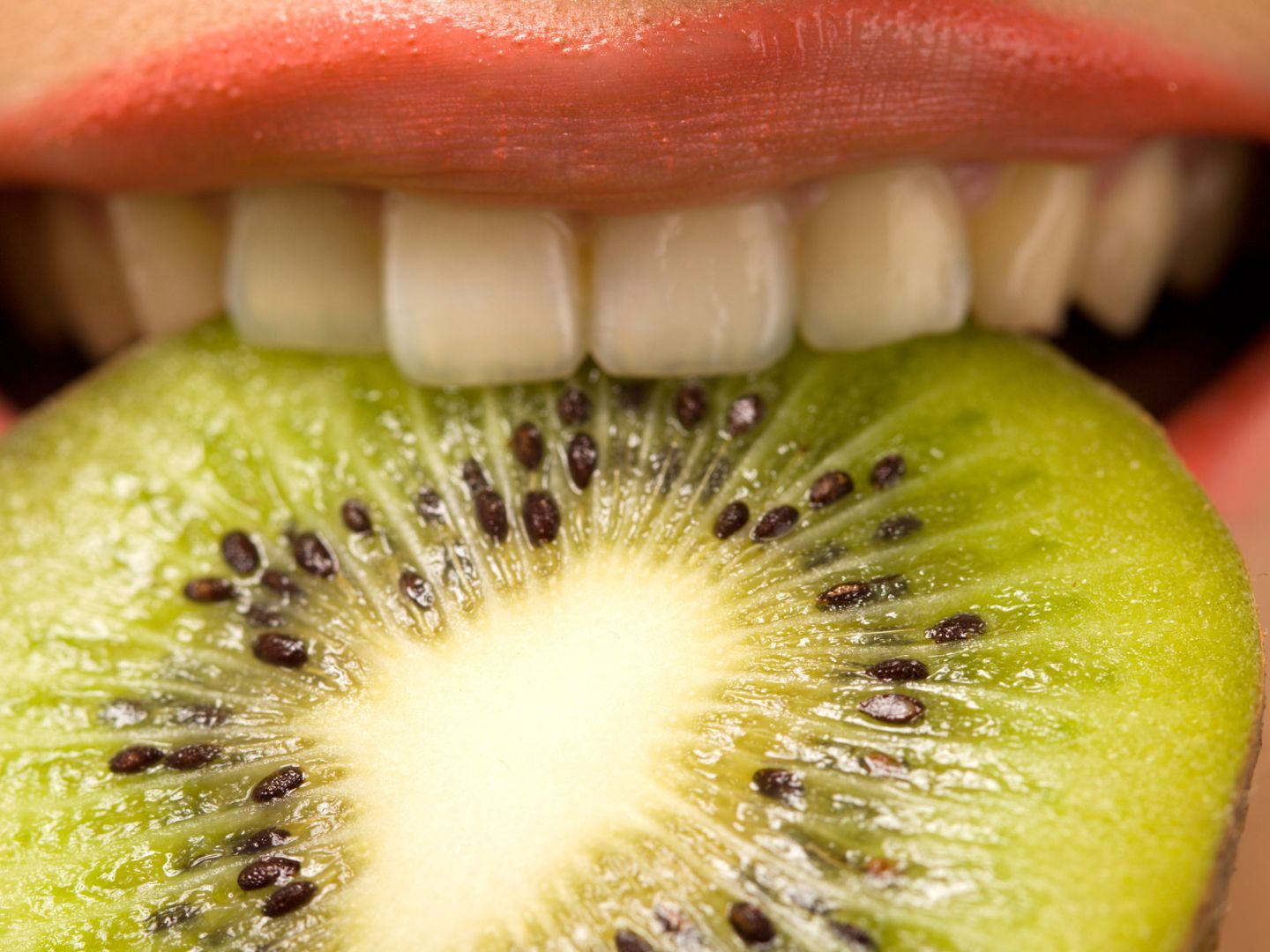 Regelmäßiger Kiwi-Konsum führt innerhalb weniger Tage zu besserer Laune. Regelmäßiger Kiwi-Konsum führt innerhalb weniger Tage zu besserer Laune.