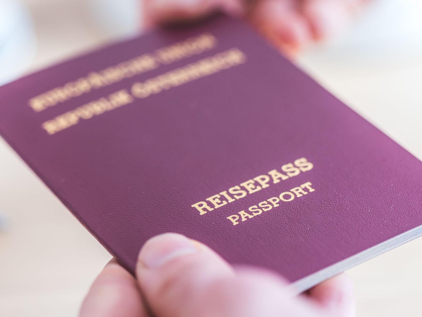 Die Einbürgerungen gingen 2023 insgesamt leicht zurück. Die Einbürgerungen gingen 2023 insgesamt leicht zurück.