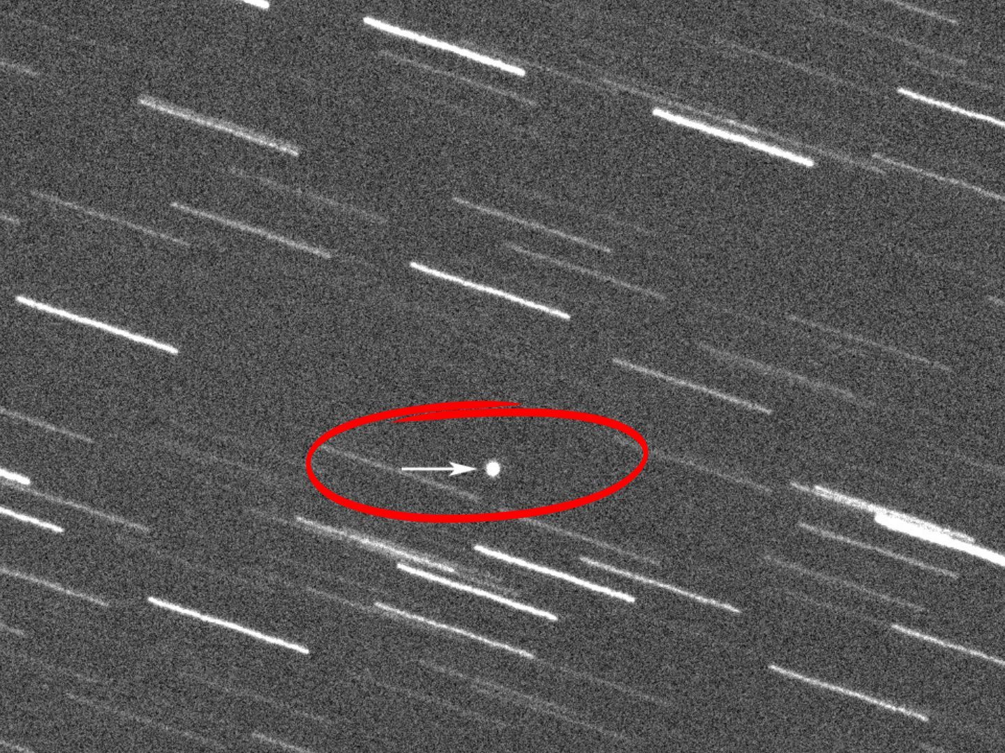 Ein Asteroid von der Größe eines Wolkenkratzers wird heute in einer Entfernung von 2,7 Millionen Kilometern an der Erde vorbeifliegen. Ein Asteroid von der Größe eines Wolkenkratzers wird heute in einer Entfernung von 2,7 Millionen Kilometern an der Erde vorbeifliegen.