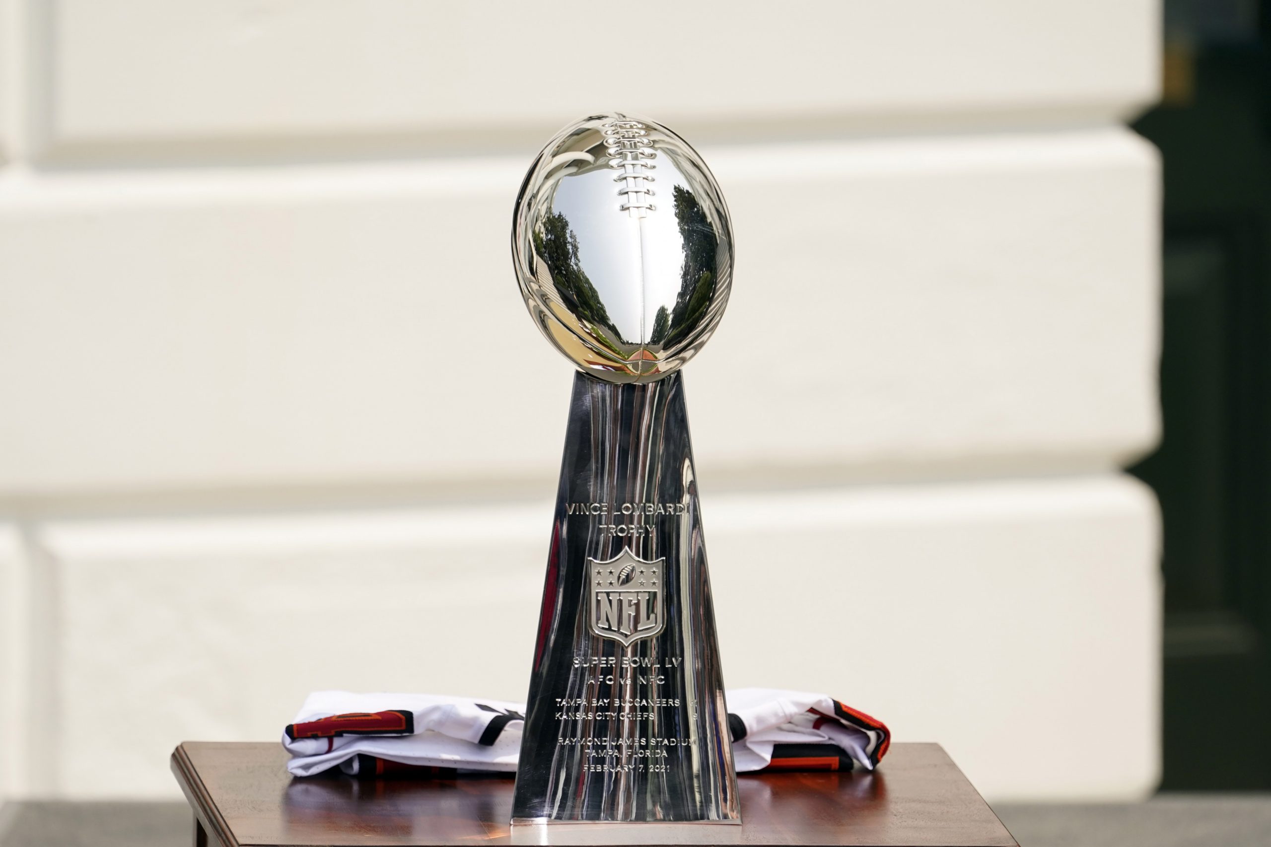 Die Vince Lombardi Trophäe wird vor einer Zeremonie auf dem Südrasen des Weißen Hauses in Washington, am Dienstag, den 20. Juli 2021, präsentiert, wo Präsident Joe Biden die Super Bowl-Champions Tampa Bay Buccaneers für ihren Super Bowl LV-Sieg ehren wird. Die Vince Lombardi Trophäe wird vor einer Zeremonie auf dem Südrasen des Weißen Hauses in Washington, am Dienstag, den 20. Juli 2021, präsentiert, wo Präsident Joe Biden die Super Bowl-Champions Tampa Bay Buccaneers für ihren Super Bowl LV-Sieg ehren wird.