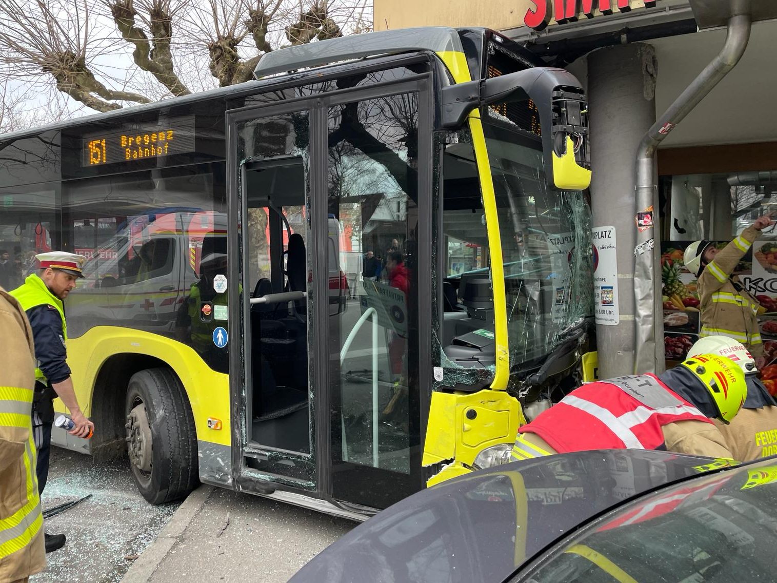 Der Bus geriet auf den Gehsteig und krachte in die Säule unter dem Vordach.