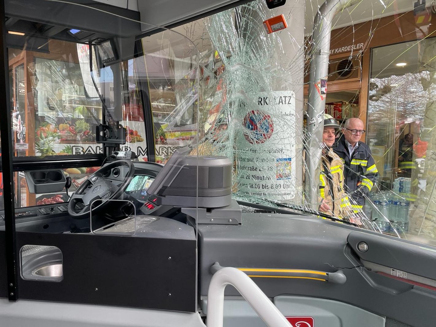 Blick aus dem verunfallten Bus direkt auf die Säule, an der das Fahrzeug zum Stehen kam.