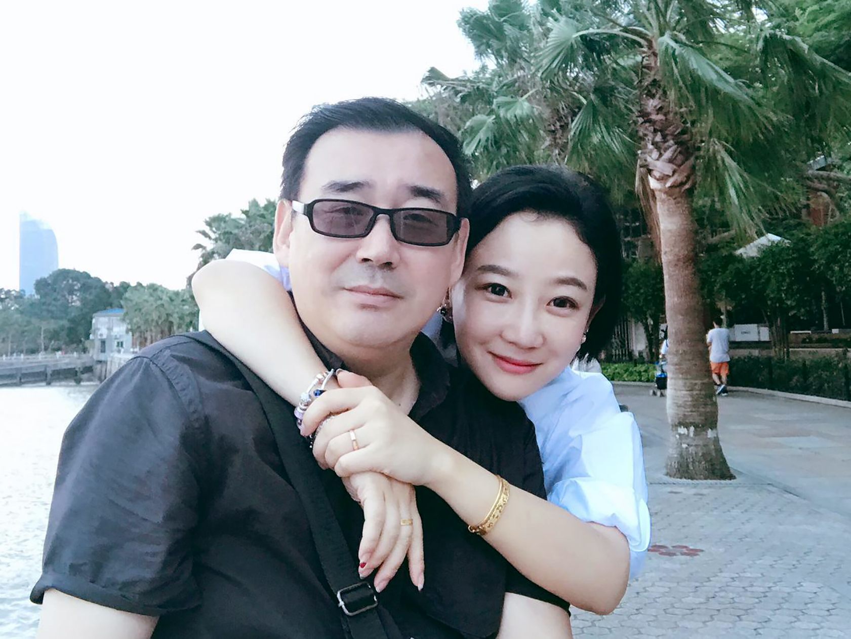 Dieses undatierte, von Chongyi Feng veröffentlichte Aktenfoto zeigt Yang Hengjun und seine Frau Yuan Xiaoliang. Australien zeigt sich entsetzt über Chinas Bewährungsstrafe für den chinesisch-australischen Schriftsteller und Demokratieblogger Yang Hengjun.