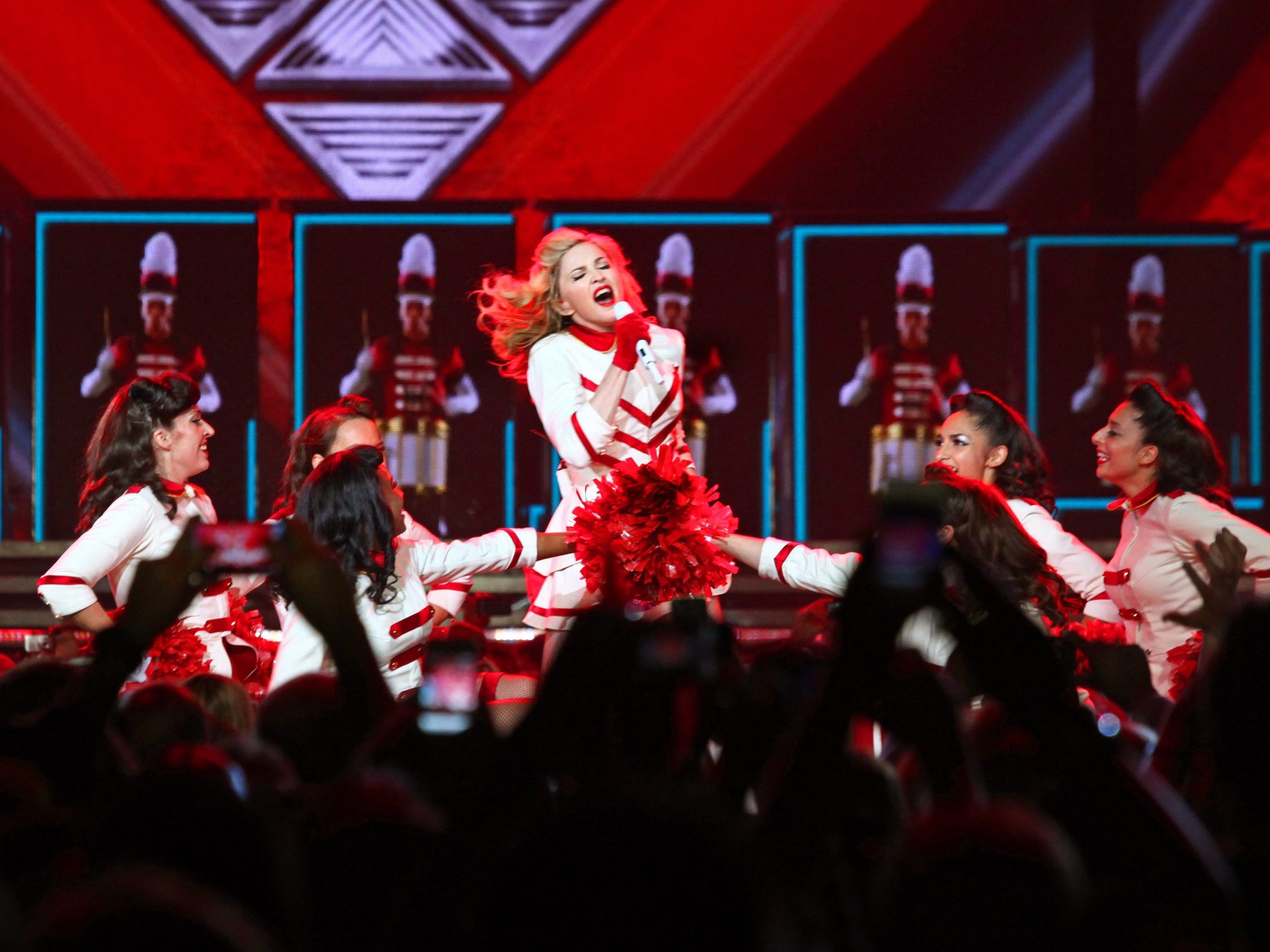Madonna stürzte bei einer Performance in Seattle rücklings vom Sessel.