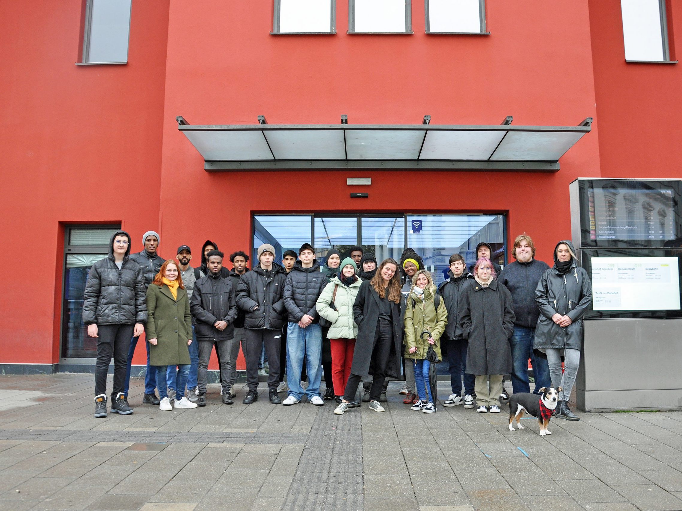Projektleiterin Martina Nachbaur (Mitte) freut sich mit den Jugendlichen der OJAD auf die Umsetzung der Kulturreihe am Bahnhof. Projektleiterin Martina Nachbaur (Mitte) freut sich mit den Jugendlichen der OJAD auf die Umsetzung der Kulturreihe am Bahnhof.
