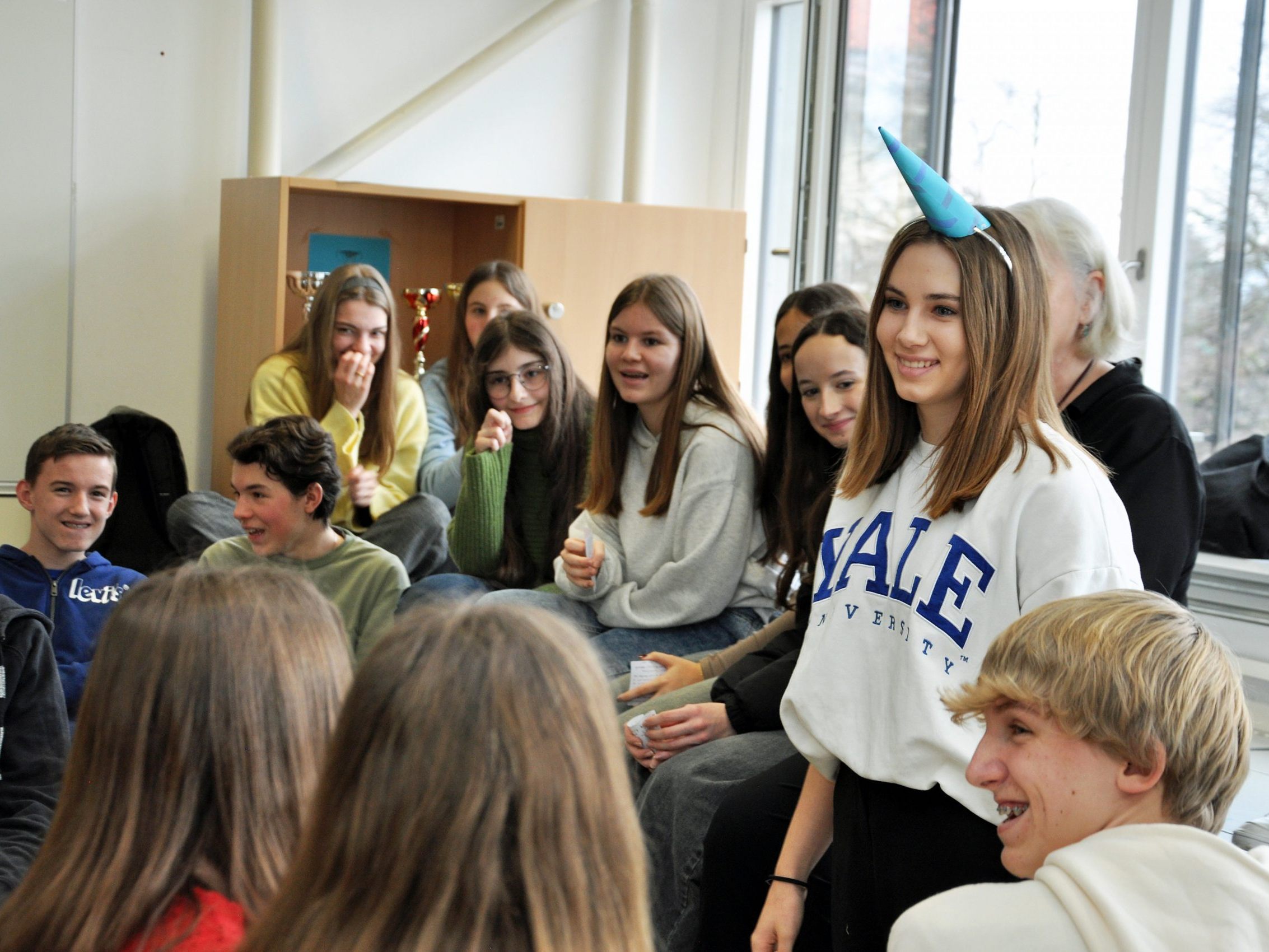 Am Ende der Projektwoche hatten die Schüler zu einer kleinen Performance eingeladen, bei der auch ein Einhorn eine Rolle spielte. Am Ende der Projektwoche hatten die Schüler zu einer kleinen Performance eingeladen, bei der auch ein Einhorn eine Rolle spielte.