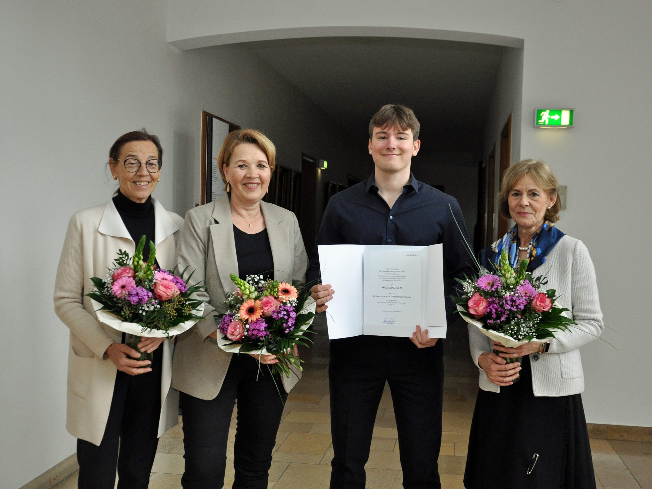 Der Preisträger Maximilian Juen mit dem Kuratorium der Dr. Emmi Herzberger Stiftung.