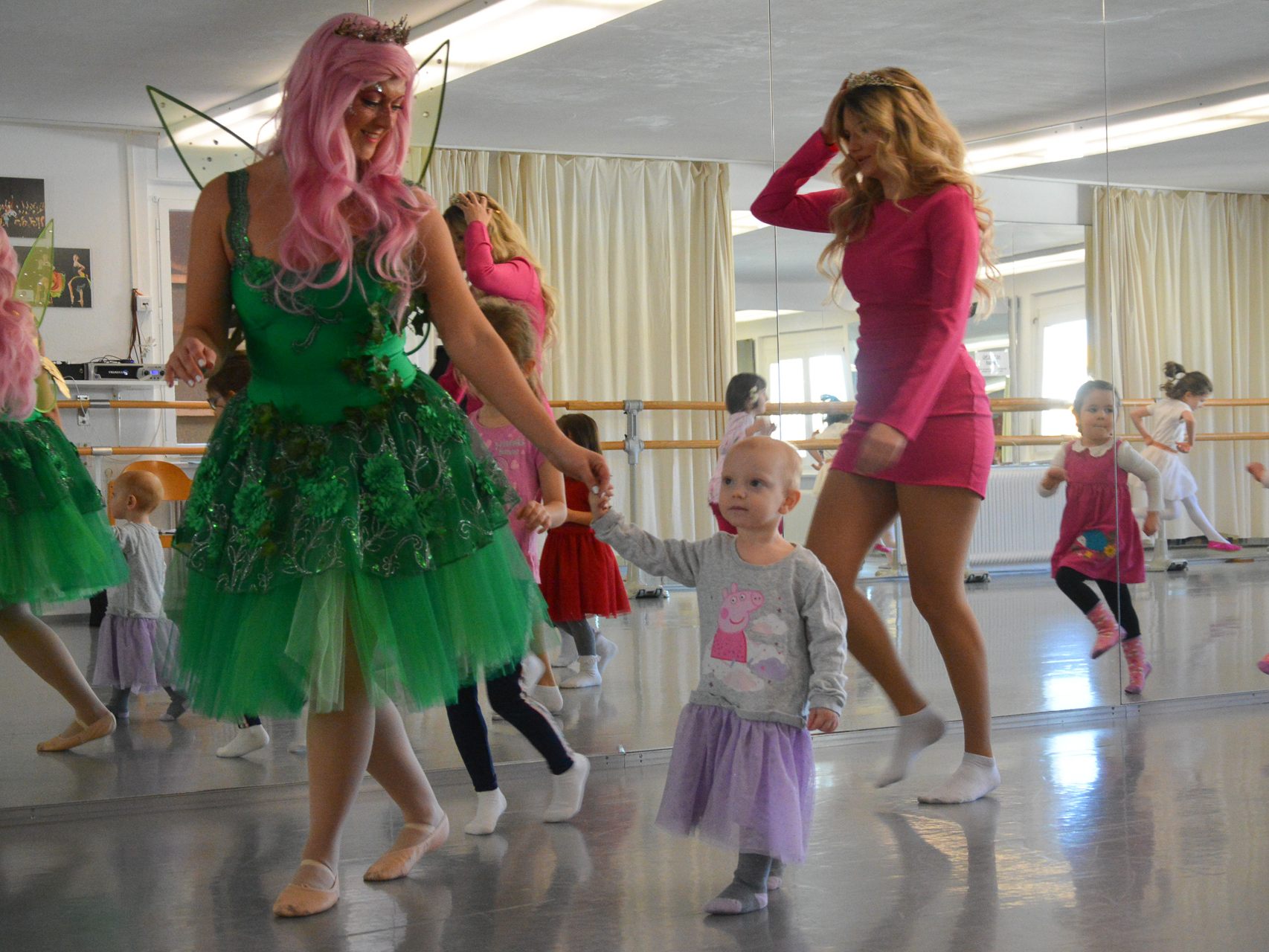 Am Freitag luden Fee Perdita und Barbie zur Feenzauber-Party in die Dance Art School ein. Am Freitag luden Fee Perdita und Barbie zur Feenzauber-Party in die Dance Art School ein.