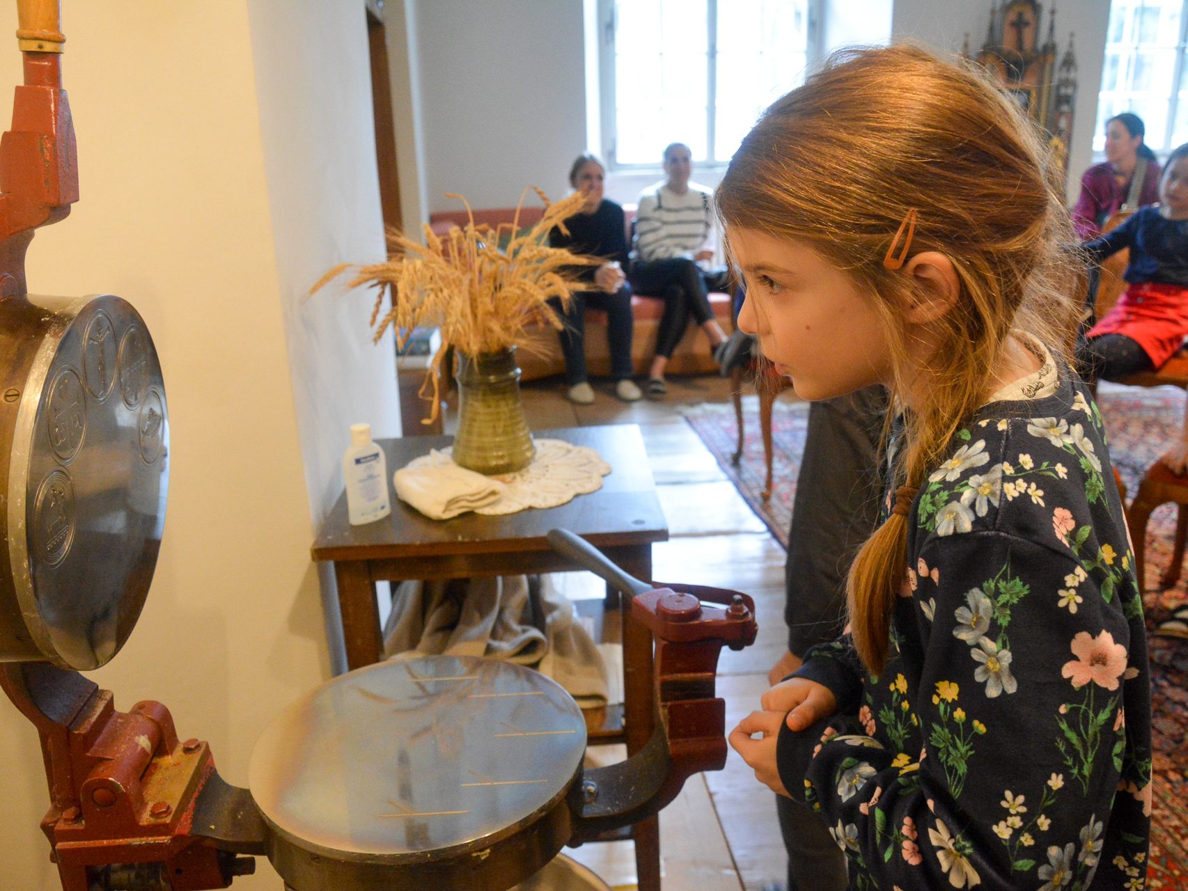 Die künftigen Erstkommunikanten der Volksschule Rotkreuz besuchten die ehemalige Hostienbäckerei im Kloster St. Peter in Bludenz. Die künftigen Erstkommunikanten der Volksschule Rotkreuz besuchten die ehemalige Hostienbäckerei im Kloster St. Peter in Bludenz.
