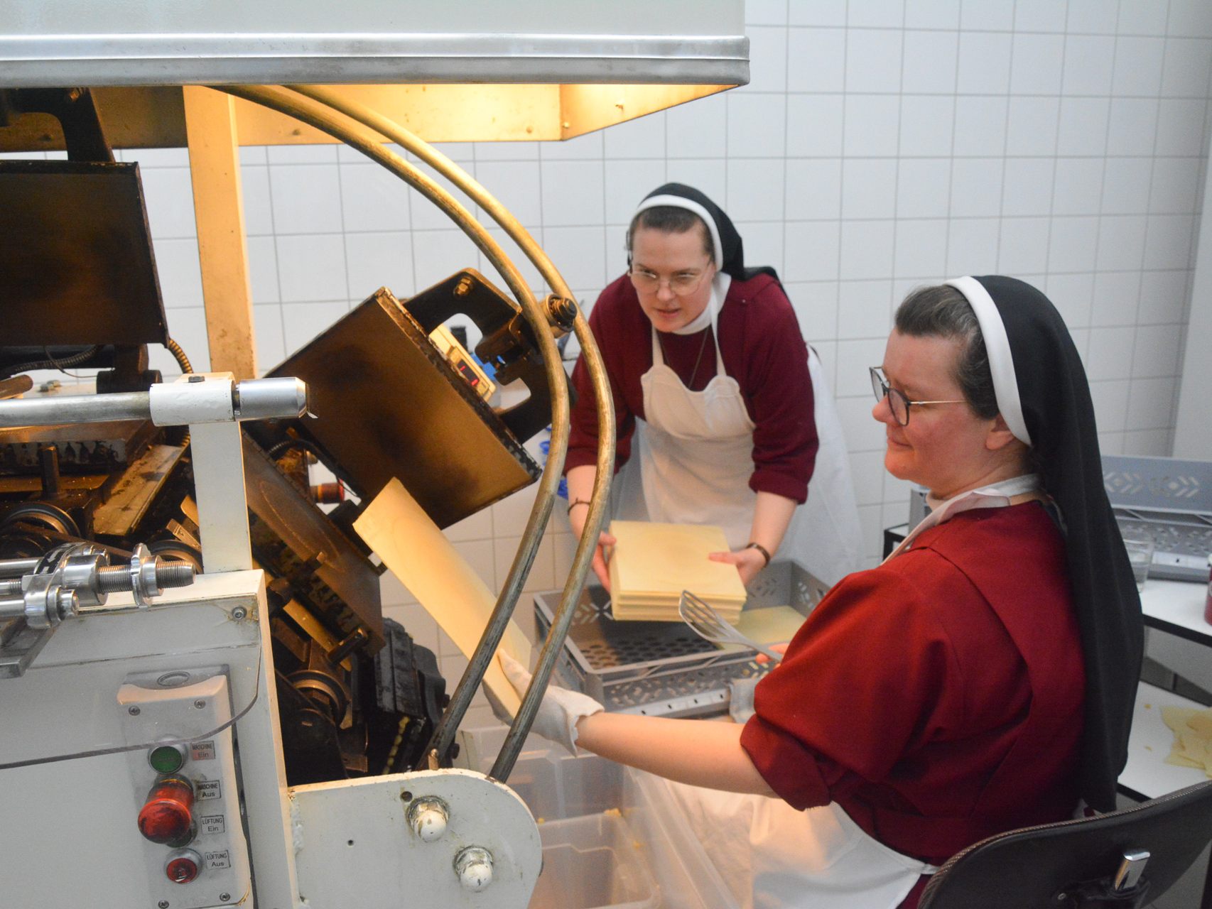 In der Hostienbäckerei des Josefsklosters in Lauterach stellen die Schwestern rund vier Millionen Hostien jährlich her. In der Hostienbäckerei des Josefsklosters in Lauterach stellen die Schwestern rund vier Millionen Hostien jährlich her.