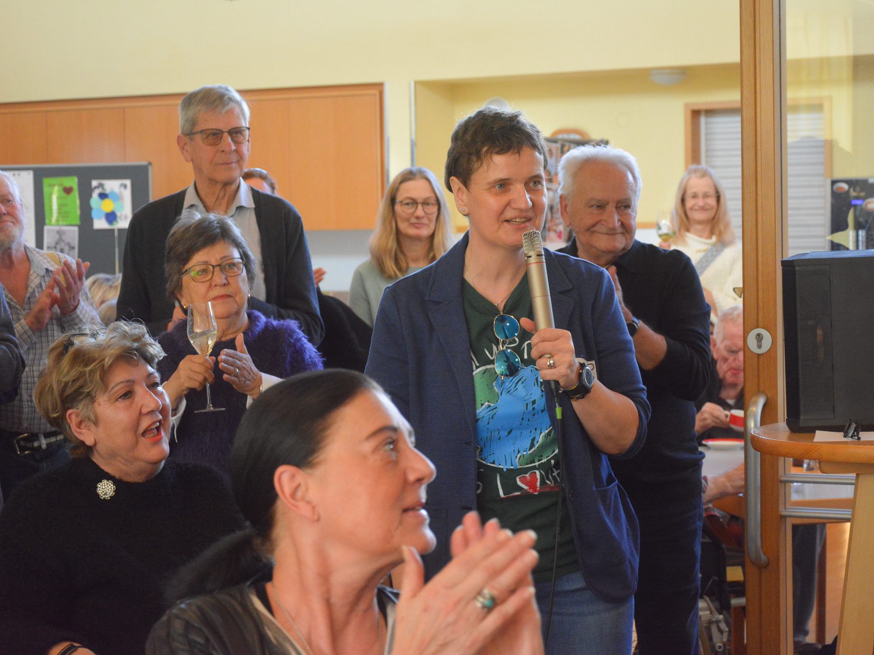 Judith Peter vom Seniorenhaus Hasenfeld eröffnete am Sonntag die erste Fotovernissage bei sich im Haus.