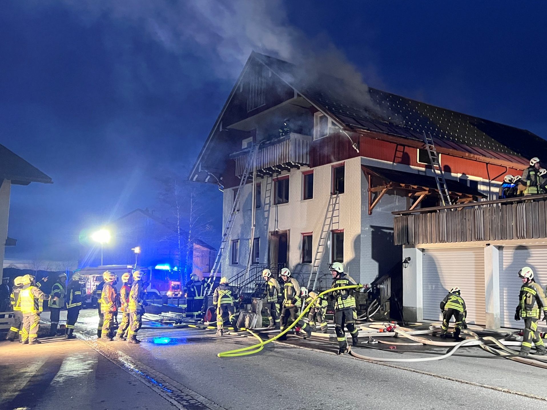 Feuerwehreinsatz wegen Dachstuhlbrand in Sulzberg. Feuerwehreinsatz wegen Dachstuhlbrand in Sulzberg.