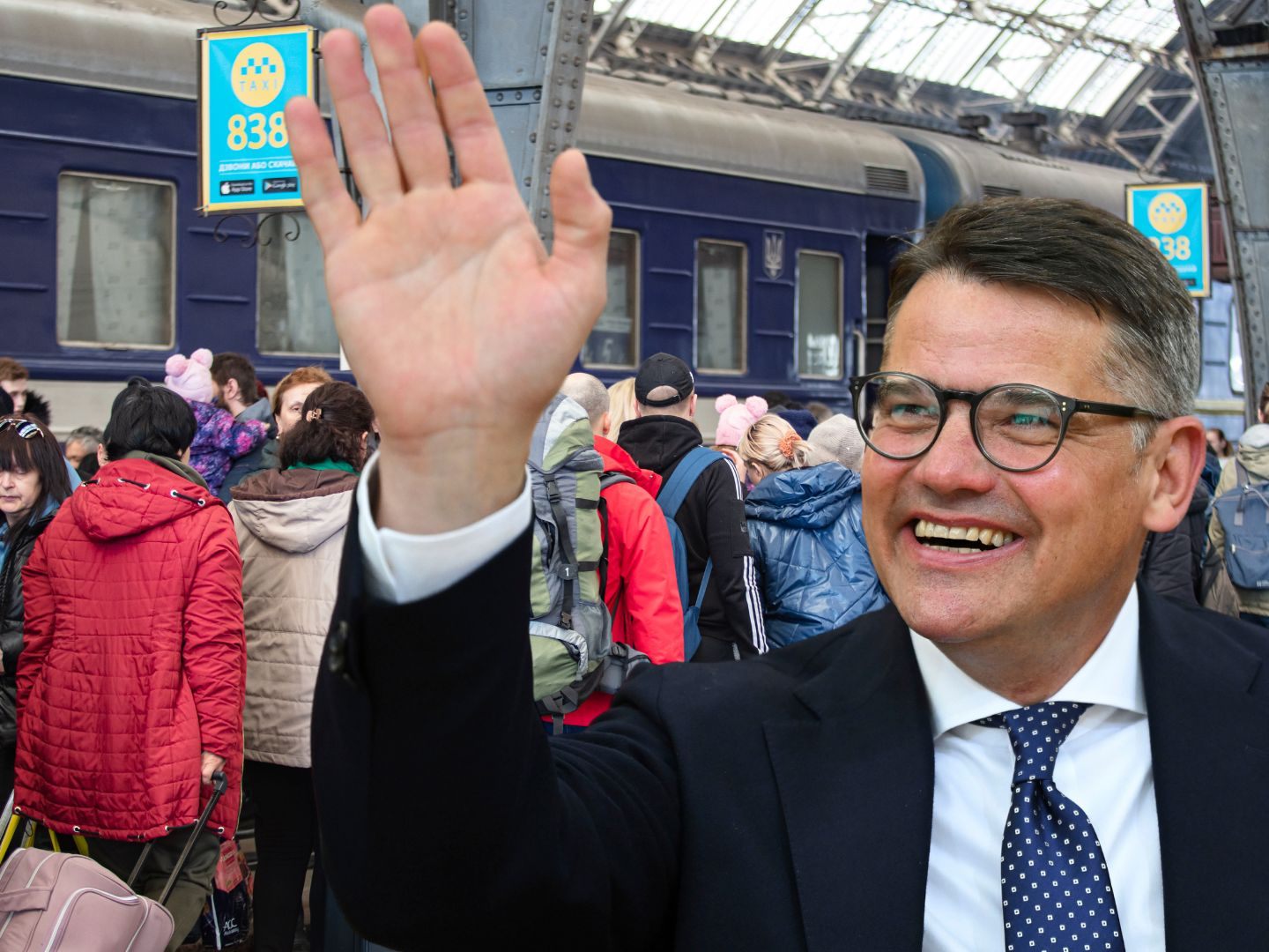 Boris Rhein, ehemaliger Landtagspräsident, hat vor seiner Wahl zum neuen Ministerpräsidenten des Landes Hessen am Dienstag, 31. Mai 2022, in Wiesbaden seinen Platz eingenommen und winkt im Plenarsaal des Hessischen Landtags. Boris Rhein, ehemaliger Landtagspräsident, hat vor seiner Wahl zum neuen Ministerpräsidenten des Landes Hessen am Dienstag, 31. Mai 2022, in Wiesbaden seinen Platz eingenommen und winkt im Plenarsaal des Hessischen Landtags.