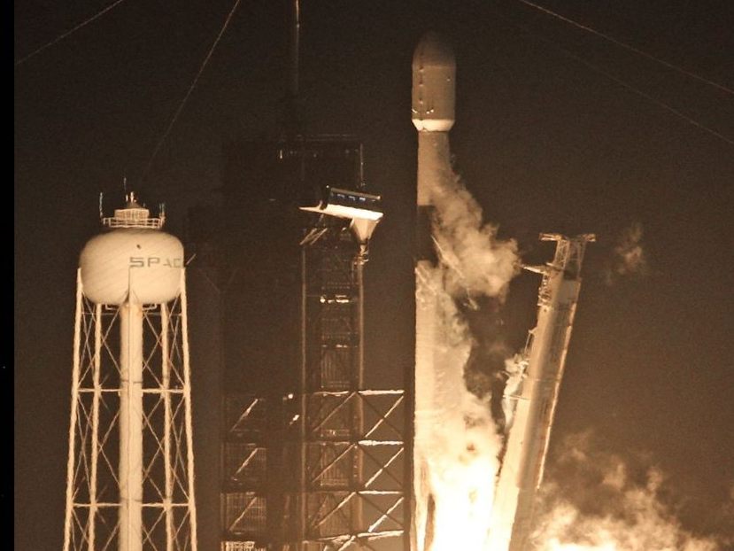 Eine SpaceX-Falcon-9-Rakete steigt am 15. Februar 2024 im Rahmen der Nova-C-Mondlandermission der Intuitive Machines vom Kennedy Space Center in Cape Canaveral, Florida, in die Umlaufbahn.
