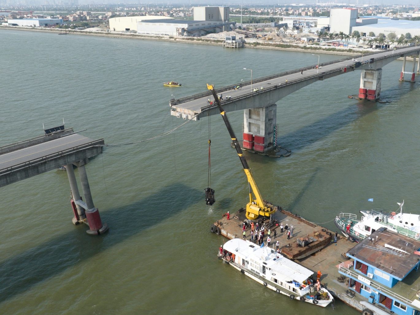 Schiff brachte Brücke zum Einsturz Schiff brachte Brücke zum Einsturz