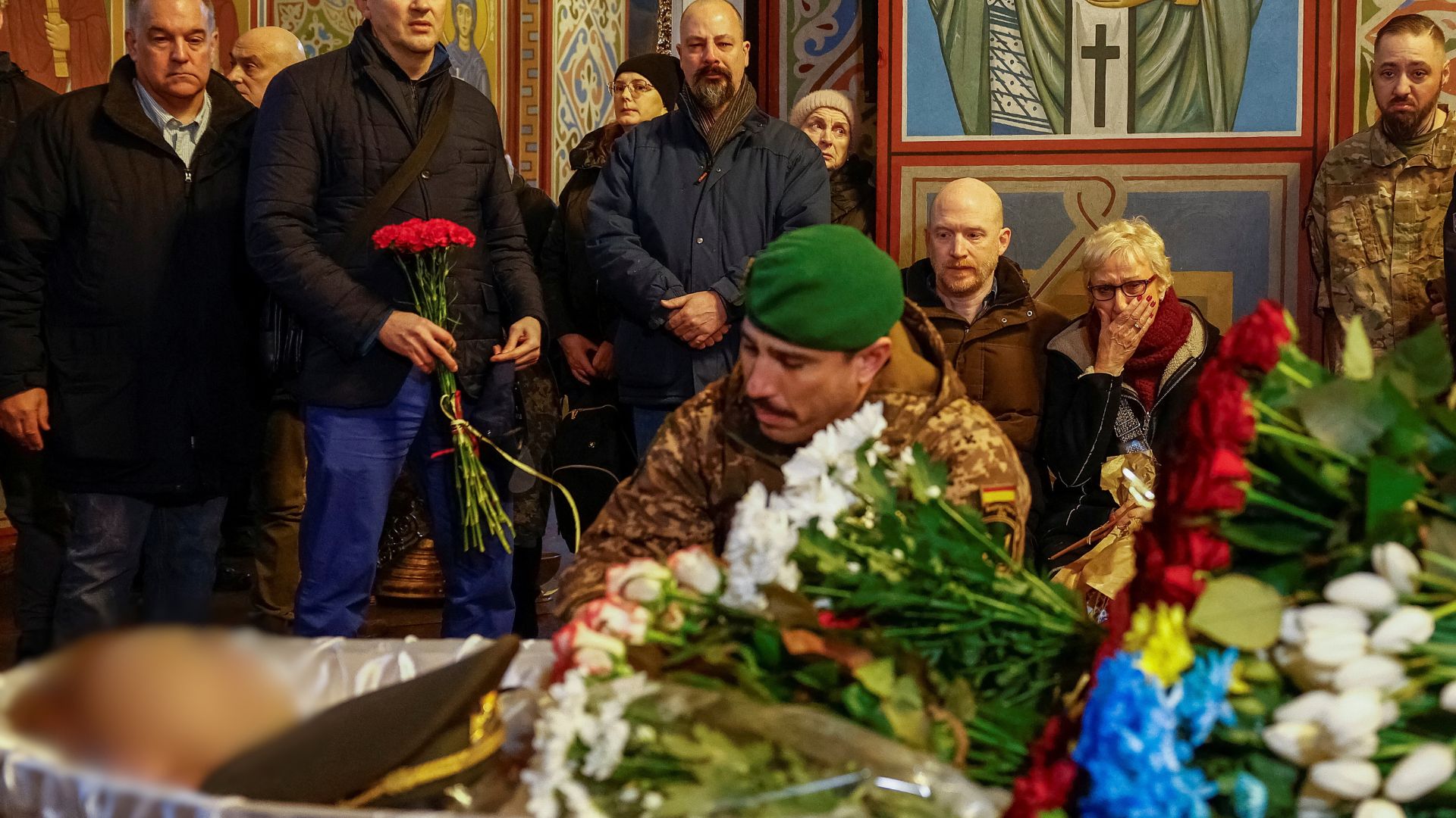 Mutter und Ehemann von Diana Savita Wagner, einer deutschen Sanitäterin, die sich als Freiwillige den ukrainischen Streitkräften anschloss, reagieren in der Nähe ihres offenen Sarges während ihrer Beerdigungszeremonie, nachdem sie von russischen Truppen im Osten des Landes getötet wurde, während des russischen Angriffs auf die Ukraine