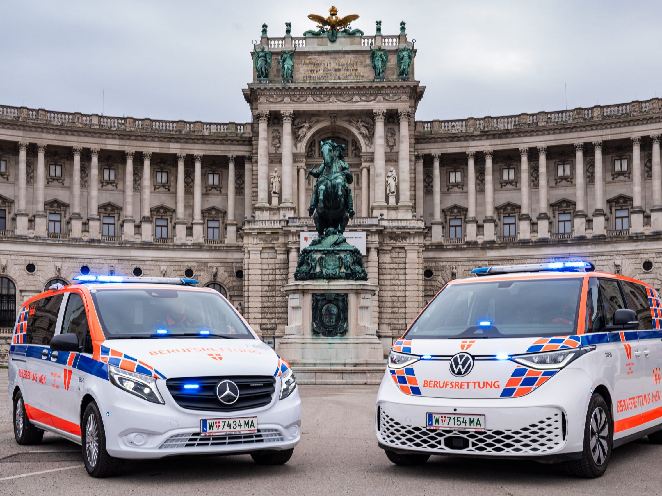 Die beiden neuen E-Einsatz-Fahrzeuge der Berufsrettung Wien.