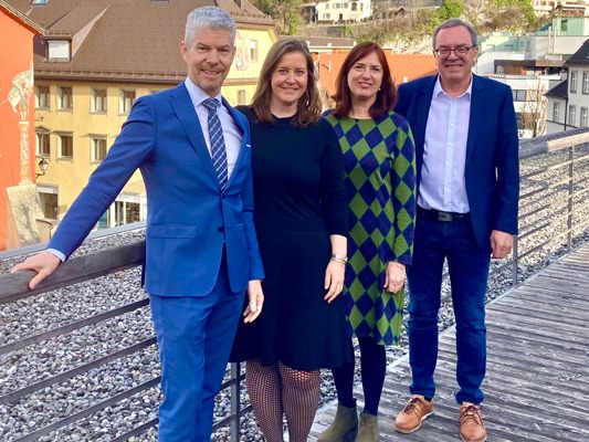 (vlnr.) Thomas Schreiber (Vorstandsdirektor Sparkasse Bludenz), Verena Burtscher (Geschäftsführerin Villa Falkenhorst), Elisabeth Tschann (Obfrau Verein Villa Falkenhorst), Arno Sprenger (Leiter Marketing Sparkasse Bludenz) (vlnr.) Thomas Schreiber (Vorstandsdirektor Sparkasse Bludenz), Verena Burtscher (Geschäftsführerin Villa Falkenhorst), Elisabeth Tschann (Obfrau Verein Villa Falkenhorst), Arno Sprenger (Leiter Marketing Sparkasse Bludenz)