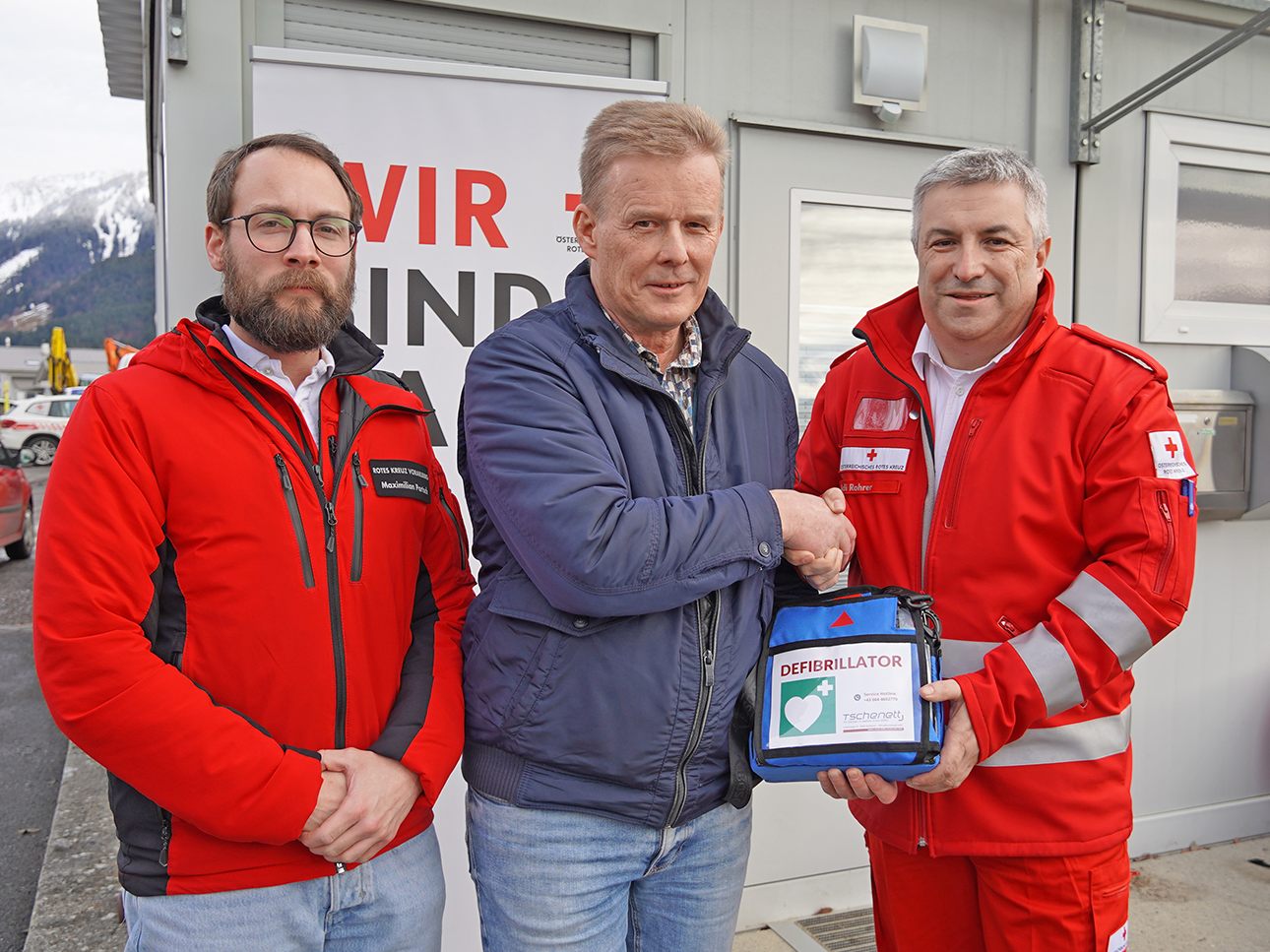 Der dritte Defi im Bunde ist eine wertvolle Ergänzung – Bürgermeister Gerold Welte mit First Responder Adi Rohrer (r.) und Rotkreuz-Abteilungskommandant Maximilian Partsch (l.). Der dritte Defi im Bunde ist eine wertvolle Ergänzung – Bürgermeister Gerold Welte mit First Responder Adi Rohrer (r.) und Rotkreuz-Abteilungskommandant Maximilian Partsch (l.).