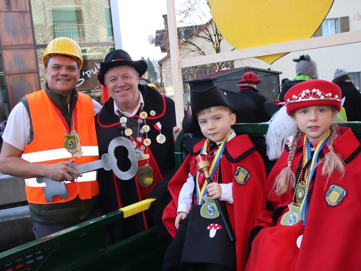 Bgm. Thomas Schierle und Oberschliefer Hanspeter Tauber mit dem jungen „Schliefer-Pärle“ Mia und Jonas. Bgm. Thomas Schierle und Oberschliefer Hanspeter Tauber mit dem jungen „Schliefer-Pärle“ Mia und Jonas.