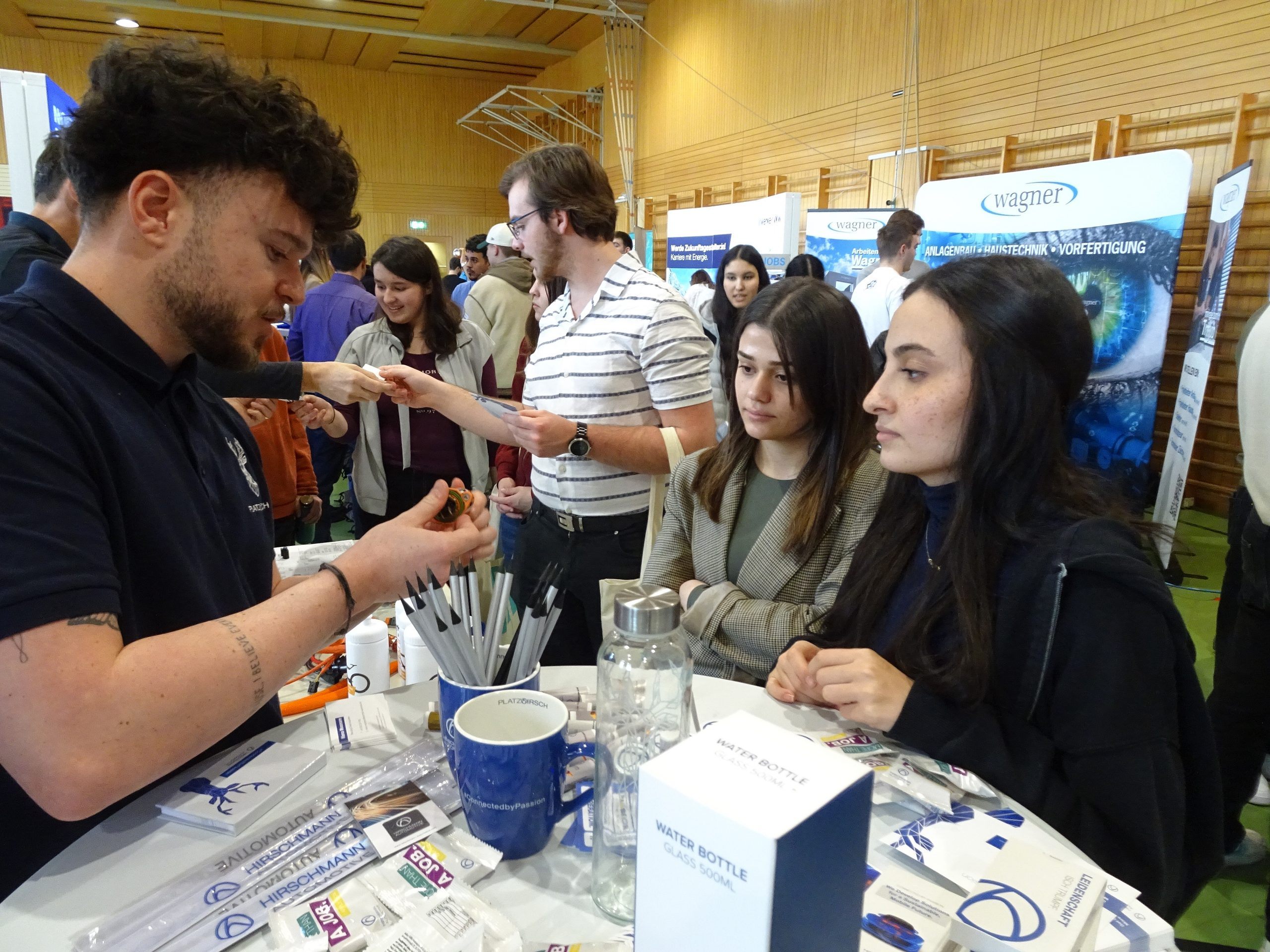 Die Schülerinnen und Schüler nutzten die Möglichkeit sich bei der Jobmesse über die vielfältigen Berufsmöglichkeiten zu informieren.