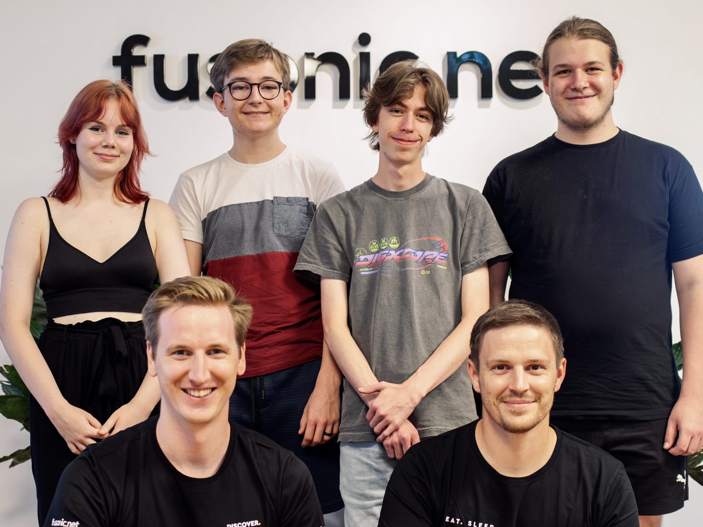 Das Team der HAK-Bregenz mit seinen Mentoren von Fusonic (von links): Melanie Wolf, Felix Bischof, Patrick Müller und Simon Engl mit Daniel Öttl und Stefan Grasböck.