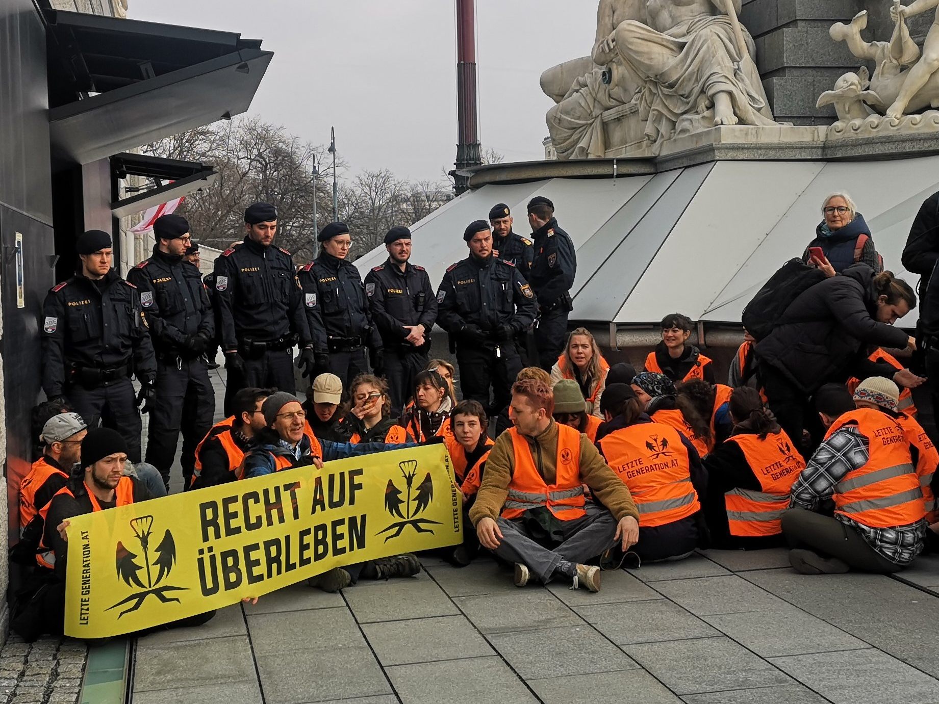 Der Parlamentszutritt ist nach einer Klebeaktion partiell gesperrt. Der Parlamentszutritt ist nach einer Klebeaktion partiell gesperrt.