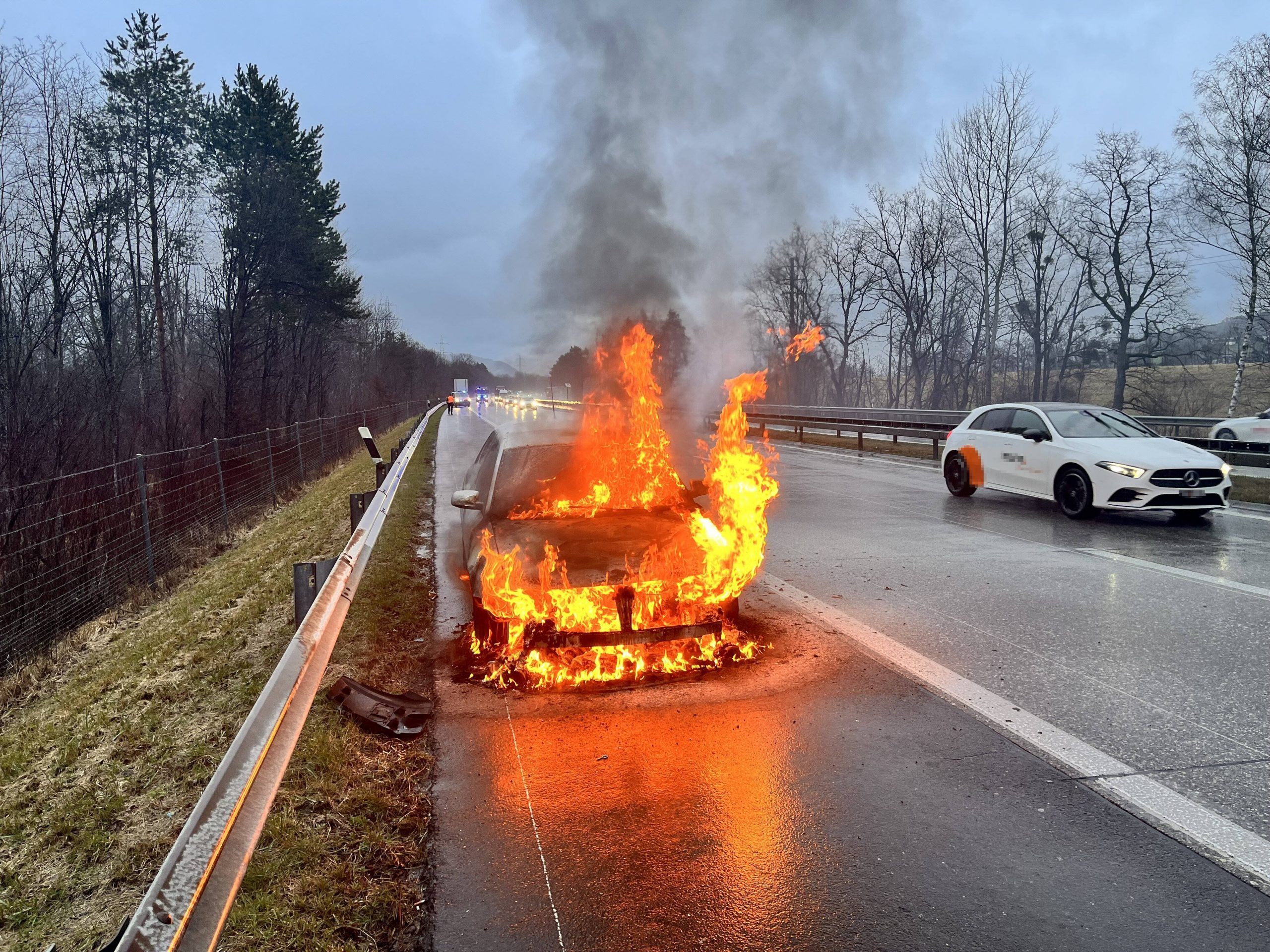 Auto brannte in Haag komplett aus