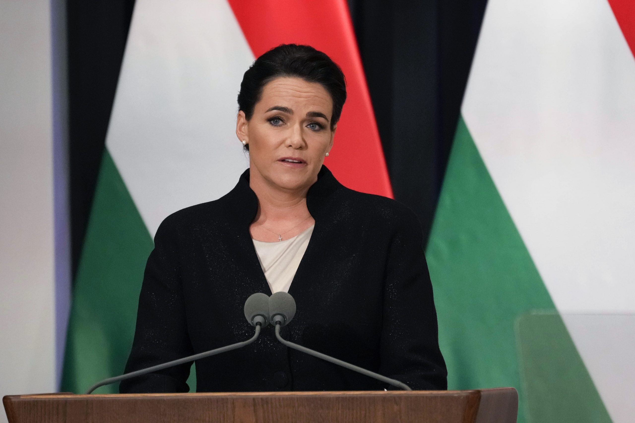 Die ungarische Präsidentin Katalin Novàk hält ihre Rede während des Treffens von Papst Franziskus mit den Behörden, der Zivilgesellschaft und dem diplomatischen Korps im ehemaligen Karmeliterkloster in Budapest, Ungarn, am Freitag, 28. April 2023. Die ungarische Präsidentin Katalin Novàk hält ihre Rede während des Treffens von Papst Franziskus mit den Behörden, der Zivilgesellschaft und dem diplomatischen Korps im ehemaligen Karmeliterkloster in Budapest, Ungarn, am Freitag, 28. April 2023.