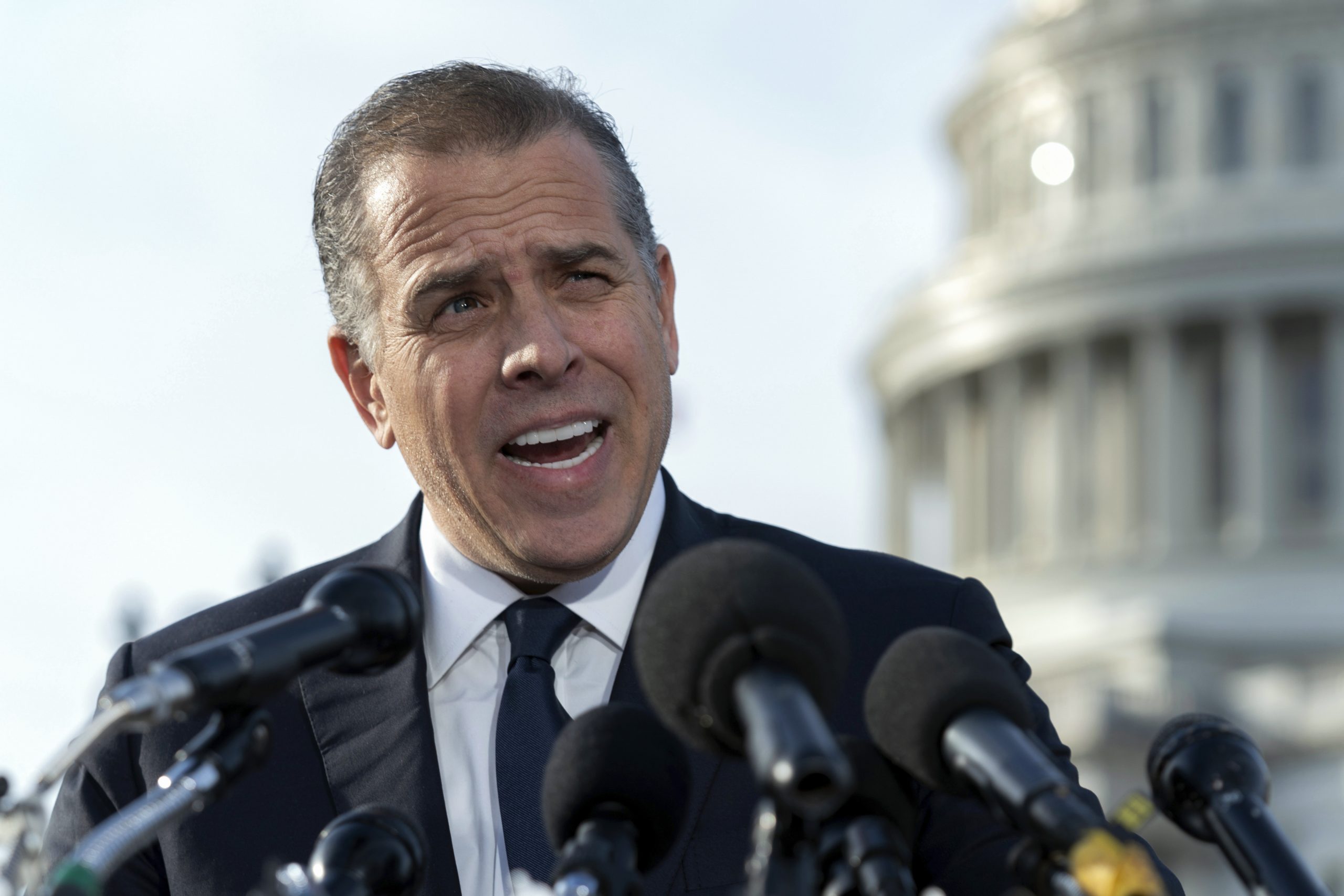Hunter Biden, der Sohn von Präsident Joe Biden, spricht am 13. Dezember 2023 mit Reportern am US-Kapitol in Washington. Ein FBI-Informant wurde angeklagt, seinem Vorgesetzten bezüglich Verbindungen zwischen Joe Biden und seinem Sohn Hunter sowie einem ukrainischen Energieunternehmen gelogen zu haben. Hunter Biden, der Sohn von Präsident Joe Biden, spricht am 13. Dezember 2023 mit Reportern am US-Kapitol in Washington. Ein FBI-Informant wurde angeklagt, seinem Vorgesetzten bezüglich Verbindungen zwischen Joe Biden und seinem Sohn Hunter sowie einem ukrainischen Energieunternehmen gelogen zu haben.