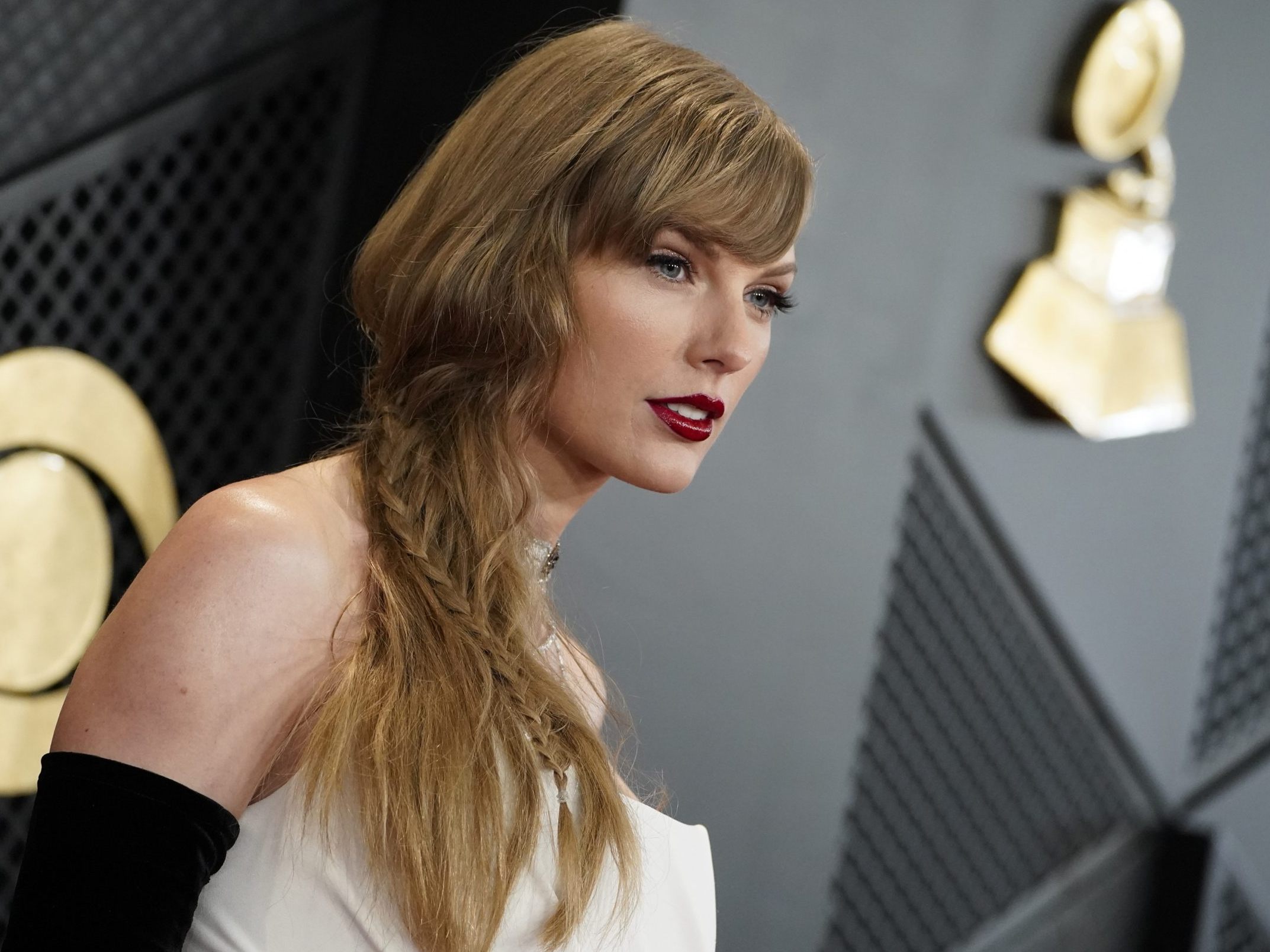Ein Kollege aus der Musikbranche behauptet, dass Taylor Swift satanistische Rituale praktiziere.