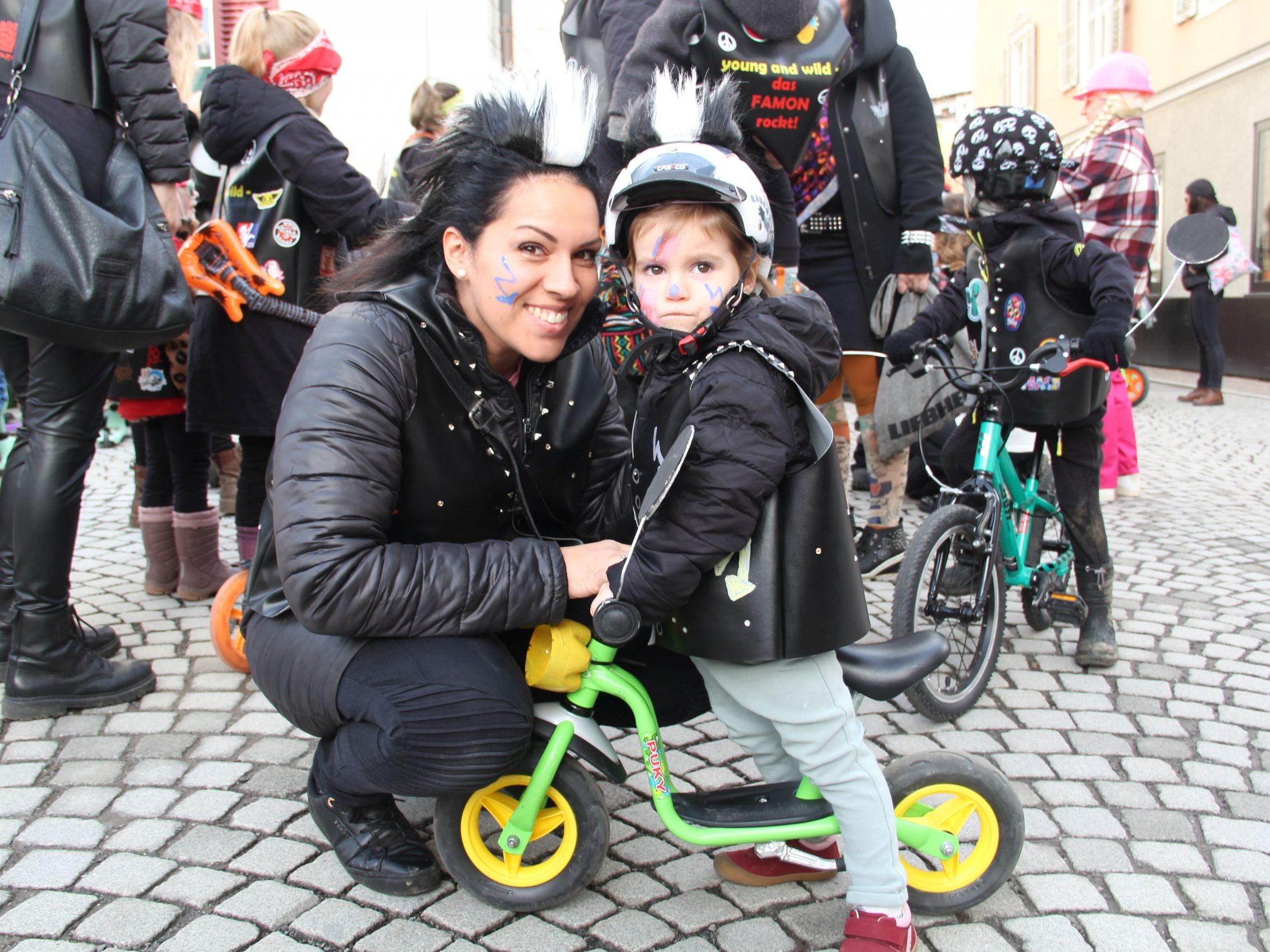 Rosa und Mama Denise gehörten der 200köpfigen Gruppe des Familienzentrums an. Rosa und Mama Denise gehörten der 200köpfigen Gruppe des Familienzentrums an.