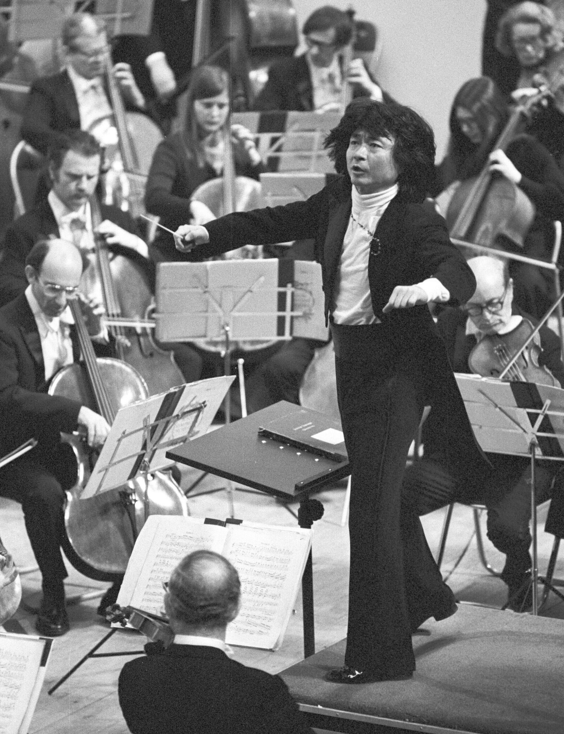 Seiji Ozawa dirigiert das Boston Symphony Orchestra in Fukuoka, Westjapan, März 1978. Seiji Ozawa dirigiert das Boston Symphony Orchestra in Fukuoka, Westjapan, März 1978.