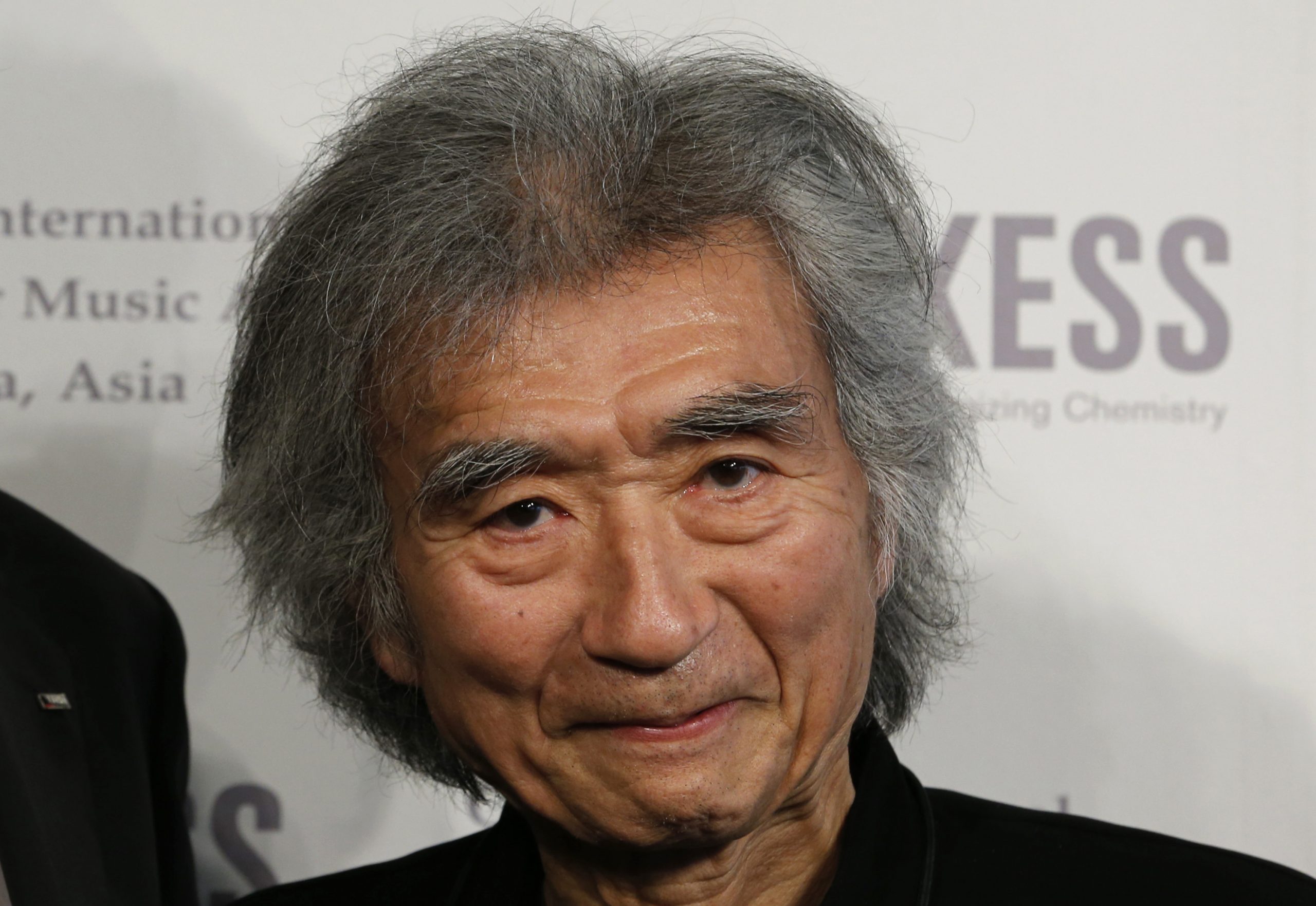 Der ehemalige Dirigent des Boston Symphony Orchestra, Seiji Ozawa, posiert während einer Pressekonferenz in Tokio am 3. April 2013 für Fotografen. Der ehemalige Dirigent des Boston Symphony Orchestra, Seiji Ozawa, posiert während einer Pressekonferenz in Tokio am 3. April 2013 für Fotografen.