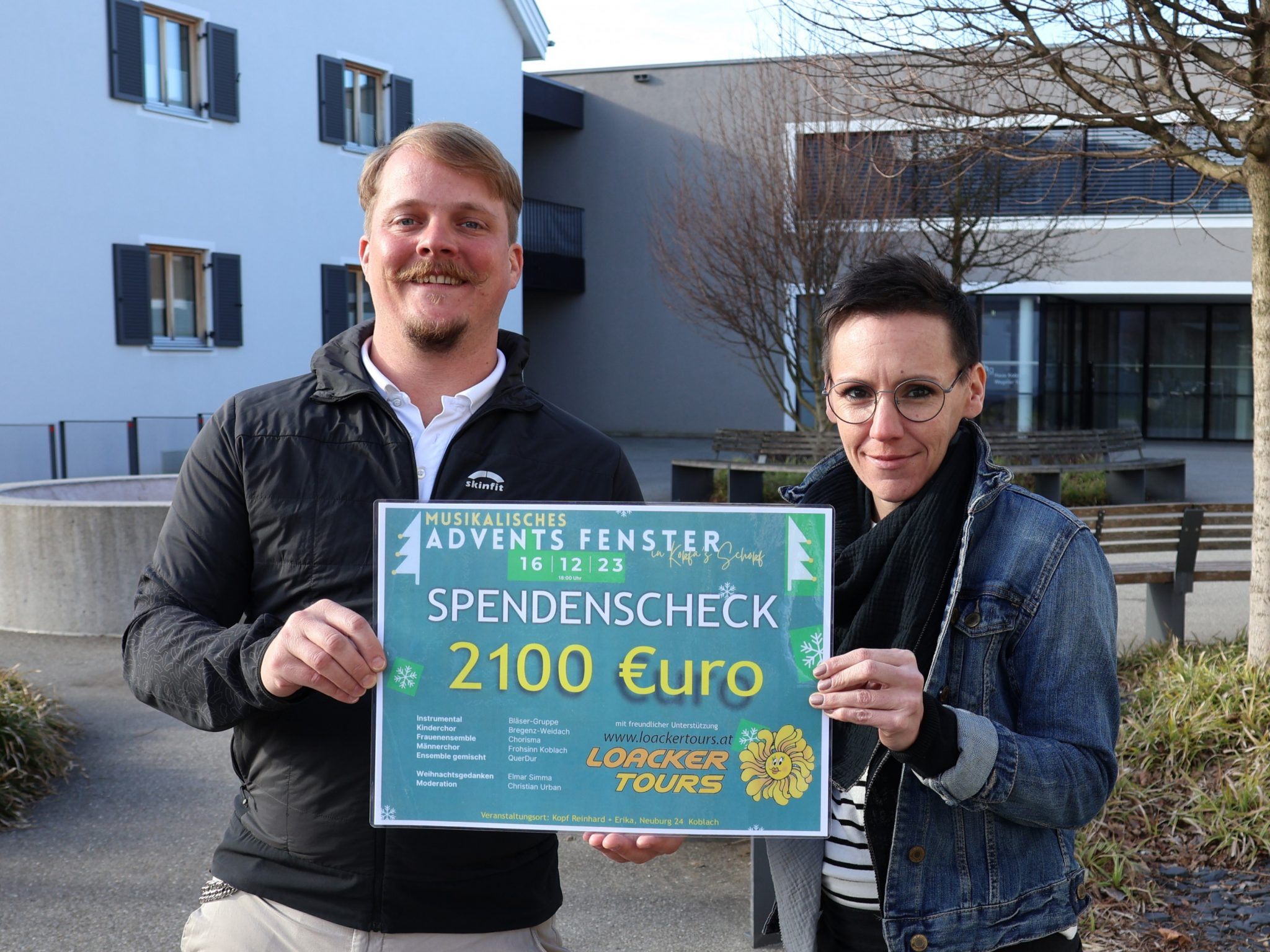 Männerchor-Vizeobmann Johannes Tschohl mit MoHi amKumma-Gesamtleiterin Michaela Müller