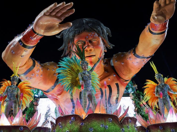 Mit ihrem Auftritt beim Karneval in Rio de Janeiro hat die Sambaschule "Acadêmicos do Salgueiro" zusammen mit Angehörigen des indigenen Volkes der Yanomami gefordert, den illegalen Bergbau im Amazonas-Gebiet zu stoppen. Mit ihrem Auftritt beim Karneval in Rio de Janeiro hat die Sambaschule "Acadêmicos do Salgueiro" zusammen mit Angehörigen des indigenen Volkes der Yanomami gefordert, den illegalen Bergbau im Amazonas-Gebiet zu stoppen.