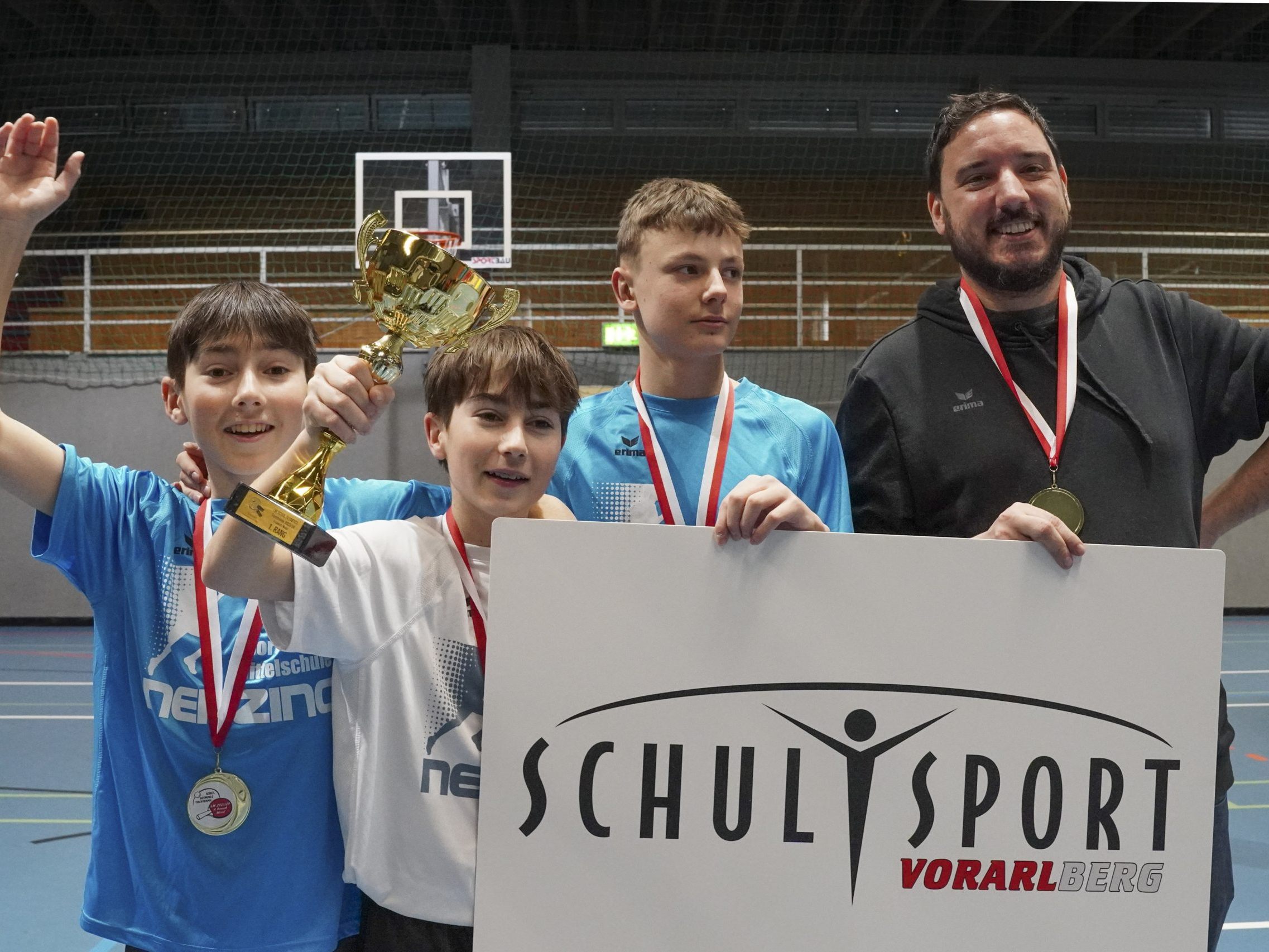 Lukas Sönser, Andreas Sönser und Max Grabher mit ihrem Betreuer Mathias Österle freuten sich ebenso über den Landesmeistertitel. Lukas Sönser, Andreas Sönser und Max Grabher mit ihrem Betreuer Mathias Österle freuten sich ebenso über den Landesmeistertitel.