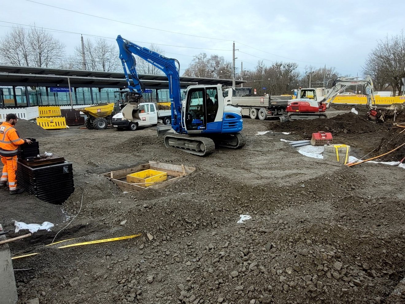 Die Bauarbeiten rund um den Bahnhof Lochau-Hörbranz mit neu gestaltetem Vorplatz, einem großzügig dimensioniertem Busterminal und einer neu strukturierten Park-and-Ride-Anlage laufen bestens.