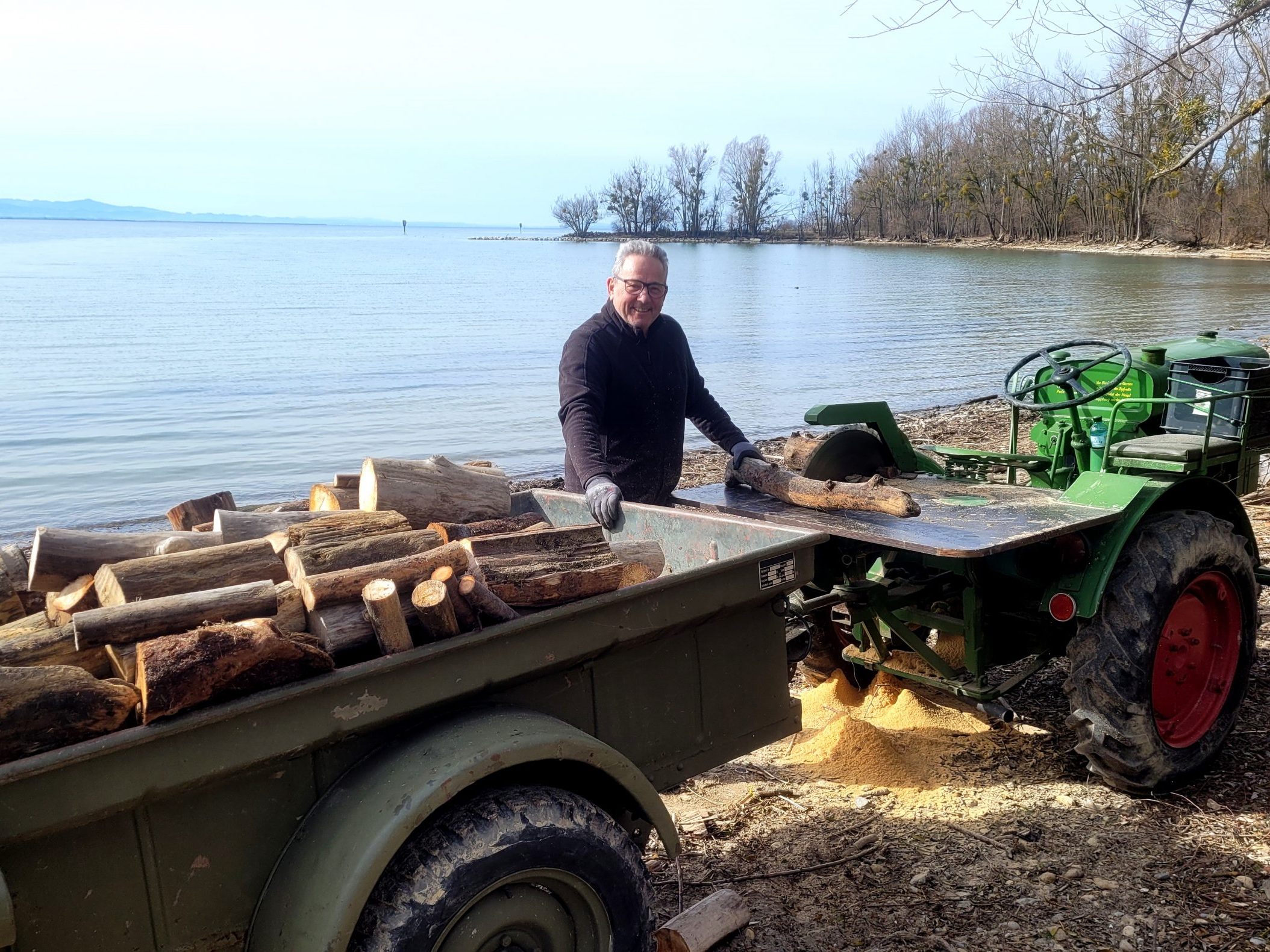 Für Dietmar Heiß aus Lochau ist das Schwemmholz am See schon seit Jahren willkommenes Heizmaterial.