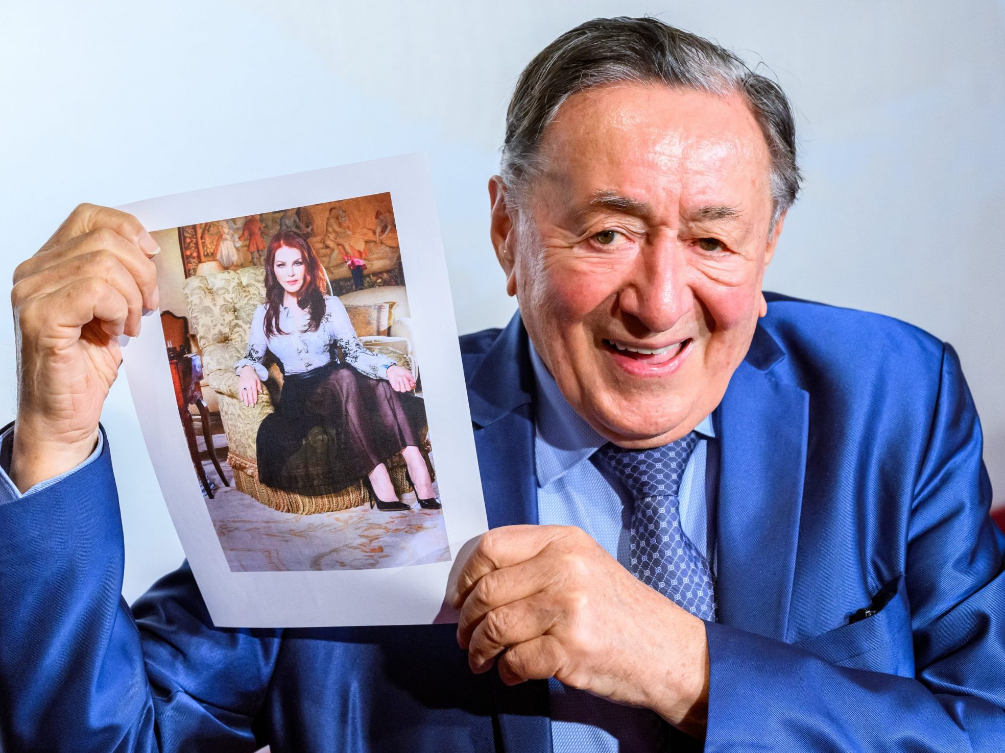 Richard Lugner präsentiert am Mittwoch seinen Opernball-Stargast Priscilla Presley nicht nur als Foto. Richard Lugner präsentiert am Mittwoch seinen Opernball-Stargast Priscilla Presley nicht nur als Foto.