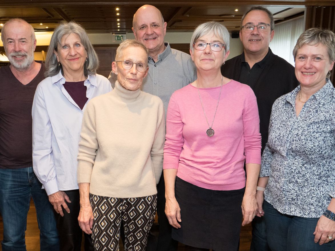 Agnes Mittelberger (Kassierin), Werner Kathan (Sportwart), Helga Matt (Medien), Anita Watzenegger (Beirat), Obmann Ewald Nachbaur, Koni Hödl (Beirat), Reinhold Nachbaur (Obmann-Stv.) und Monika Marte (Schriftführerin). Agnes Mittelberger (Kassierin), Werner Kathan (Sportwart), Helga Matt (Medien), Anita Watzenegger (Beirat), Obmann Ewald Nachbaur, Koni Hödl (Beirat), Reinhold Nachbaur (Obmann-Stv.) und Monika Marte (Schriftführerin).