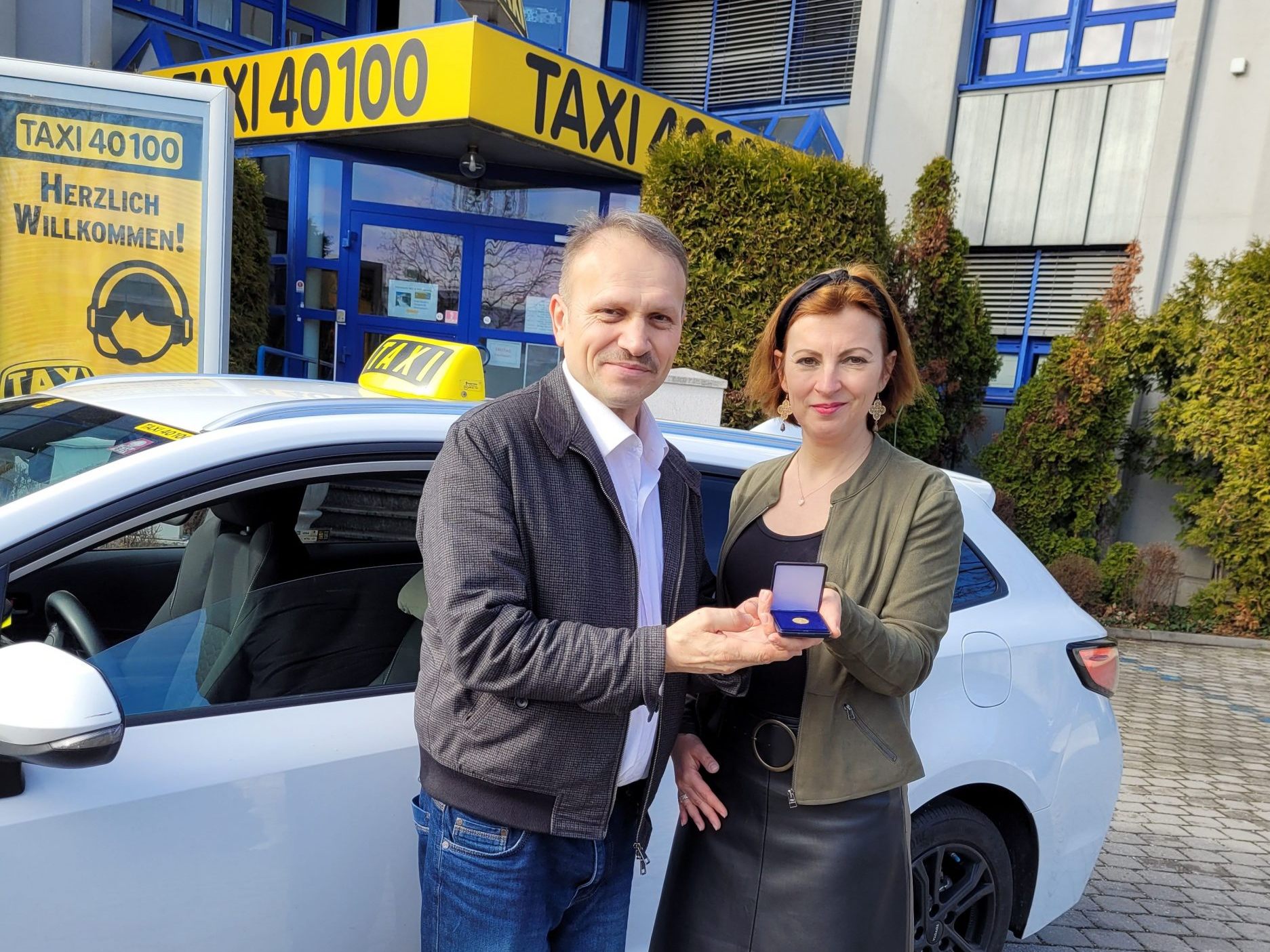 Taxi 40100 gibt einem ehrlichem Taxilenker einen "Finderlohn". Taxi 40100 gibt einem ehrlichem Taxilenker einen "Finderlohn".
