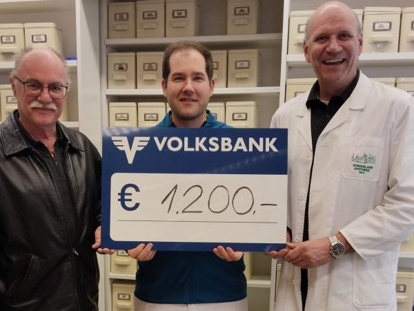 Scheck Übergabe Bild: (v.l.n.r) Krankenpflegeverein-Obmann Kurt Breuss, Gesamtleiter Gesund- und Krankenpflege Matthias Holodnik und Mag. Walter Barbisch von der Vorderland Apotheke Scheck Übergabe Bild: (v.l.n.r) Krankenpflegeverein-Obmann Kurt Breuss, Gesamtleiter Gesund- und Krankenpflege Matthias Holodnik und Mag. Walter Barbisch von der Vorderland Apotheke