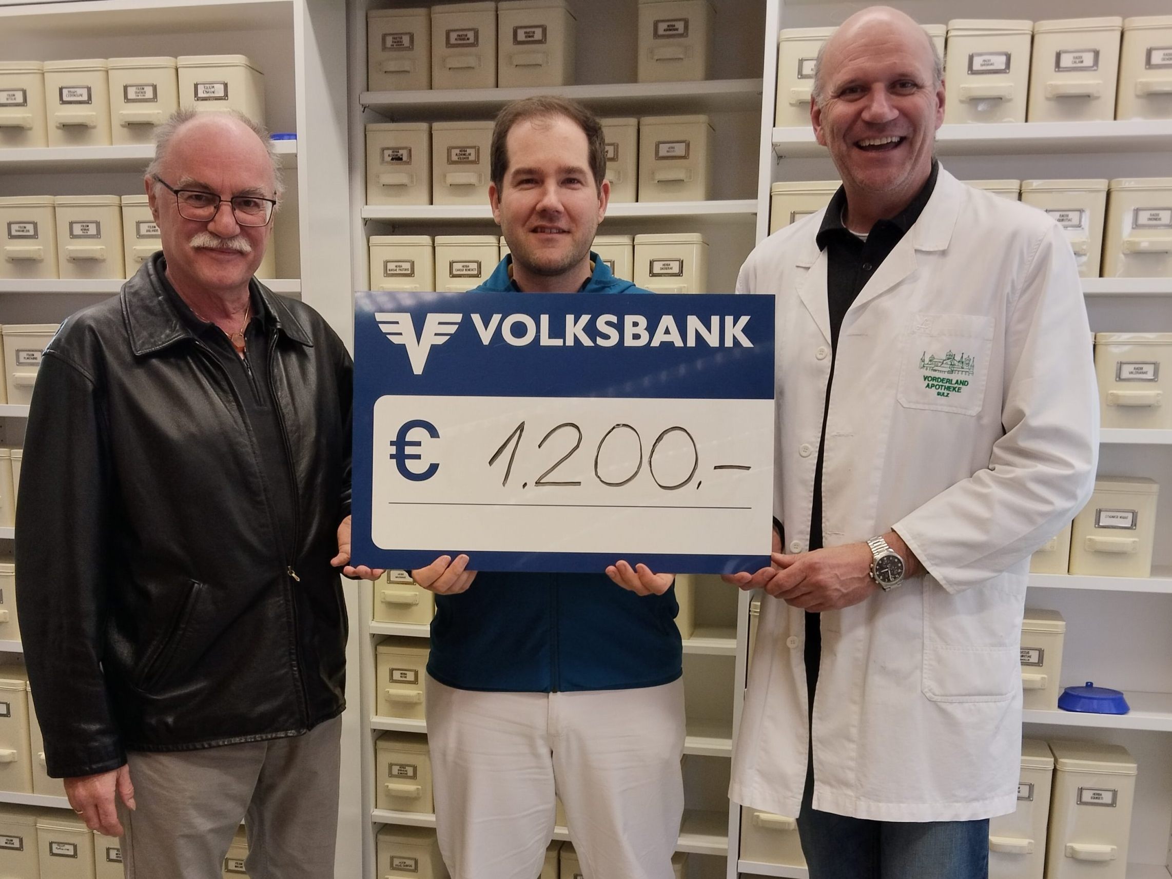 Scheck Übergabe Bild: (v.l.n.r) Krankenpflegeverein-Obmann Kurt Breuss, Gesamtleiter Gesund- und Krankenpflege Matthias Holodnik und Mag. Walter Barbisch von der Vorderland Apotheke Scheck Übergabe Bild: (v.l.n.r) Krankenpflegeverein-Obmann Kurt Breuss, Gesamtleiter Gesund- und Krankenpflege Matthias Holodnik und Mag. Walter Barbisch von der Vorderland Apotheke