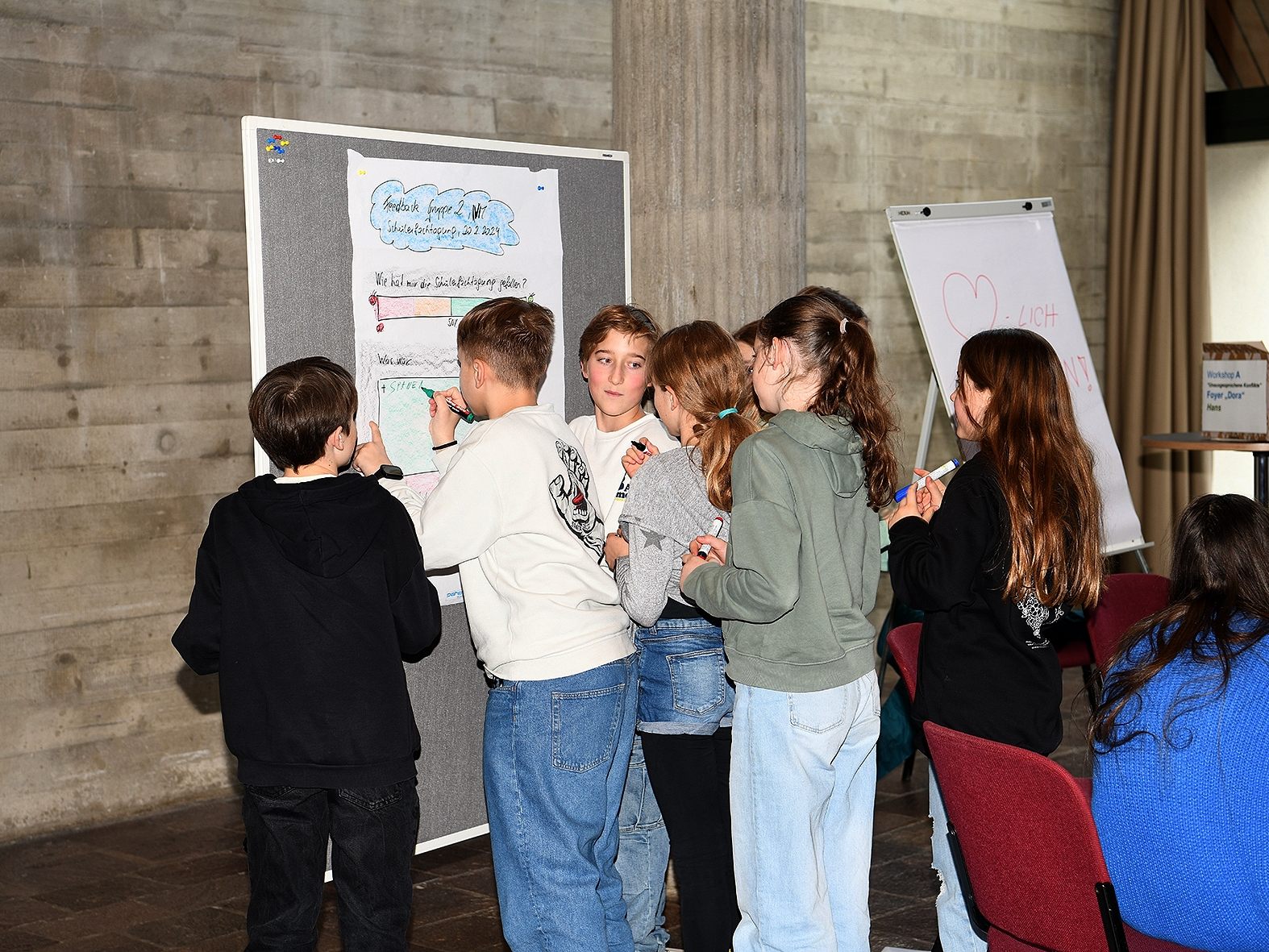 Die Jugendlichen setzten sich engagiert mit den verschiedenen Workshop-Themen auseinander. Die Jugendlichen setzten sich engagiert mit den verschiedenen Workshop-Themen auseinander.