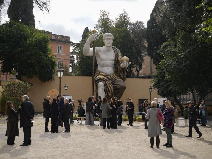 Die 13 Meter hohe Statue überblickt nun die italienische Hauptstadt Rom. Die 13 Meter hohe Statue überblickt nun die italienische Hauptstadt Rom.