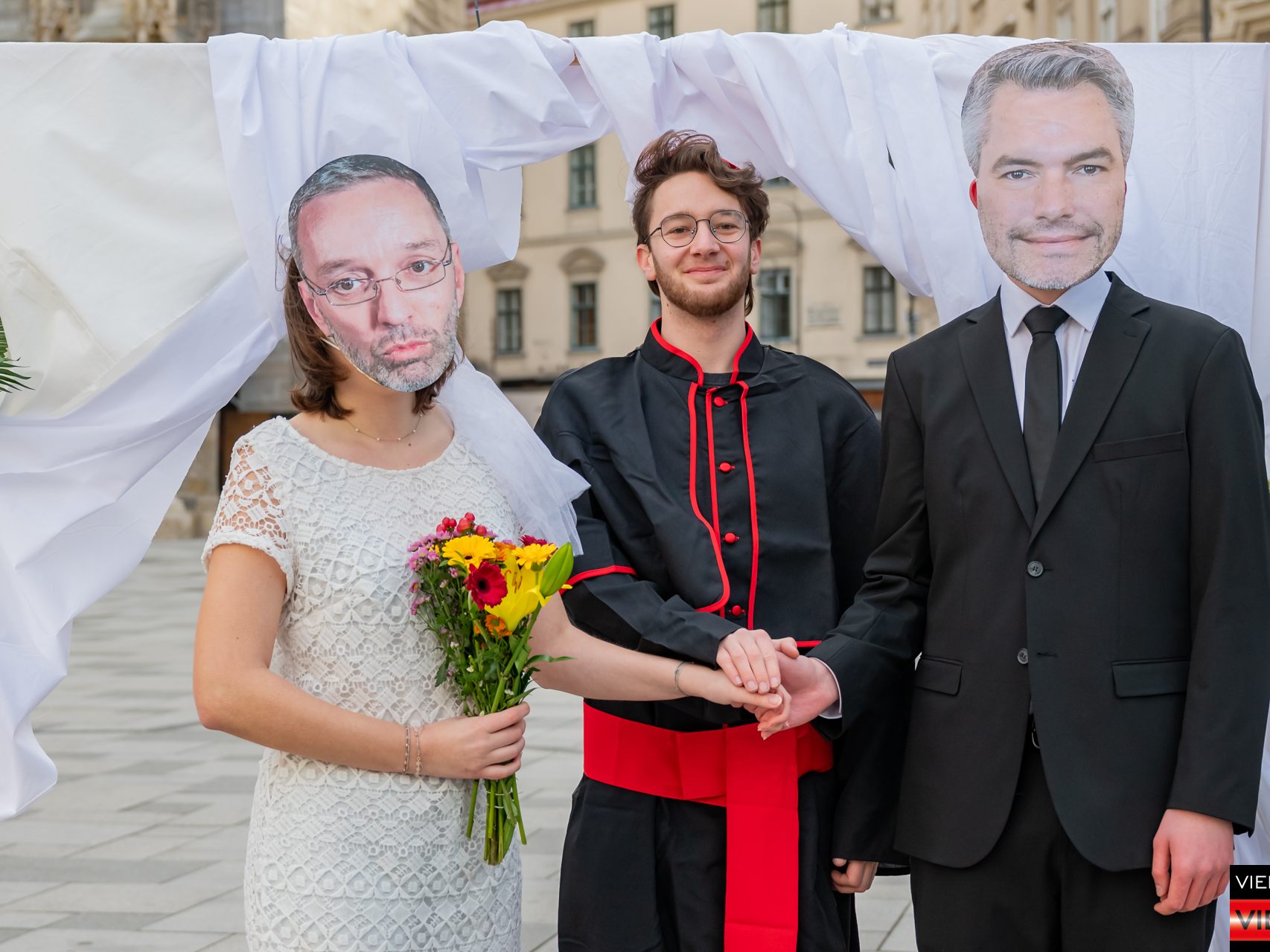 13022024 Medienaktion der SJÖ - Karl Nehammer und Herbert Kickl geben sich das Ja-Wort