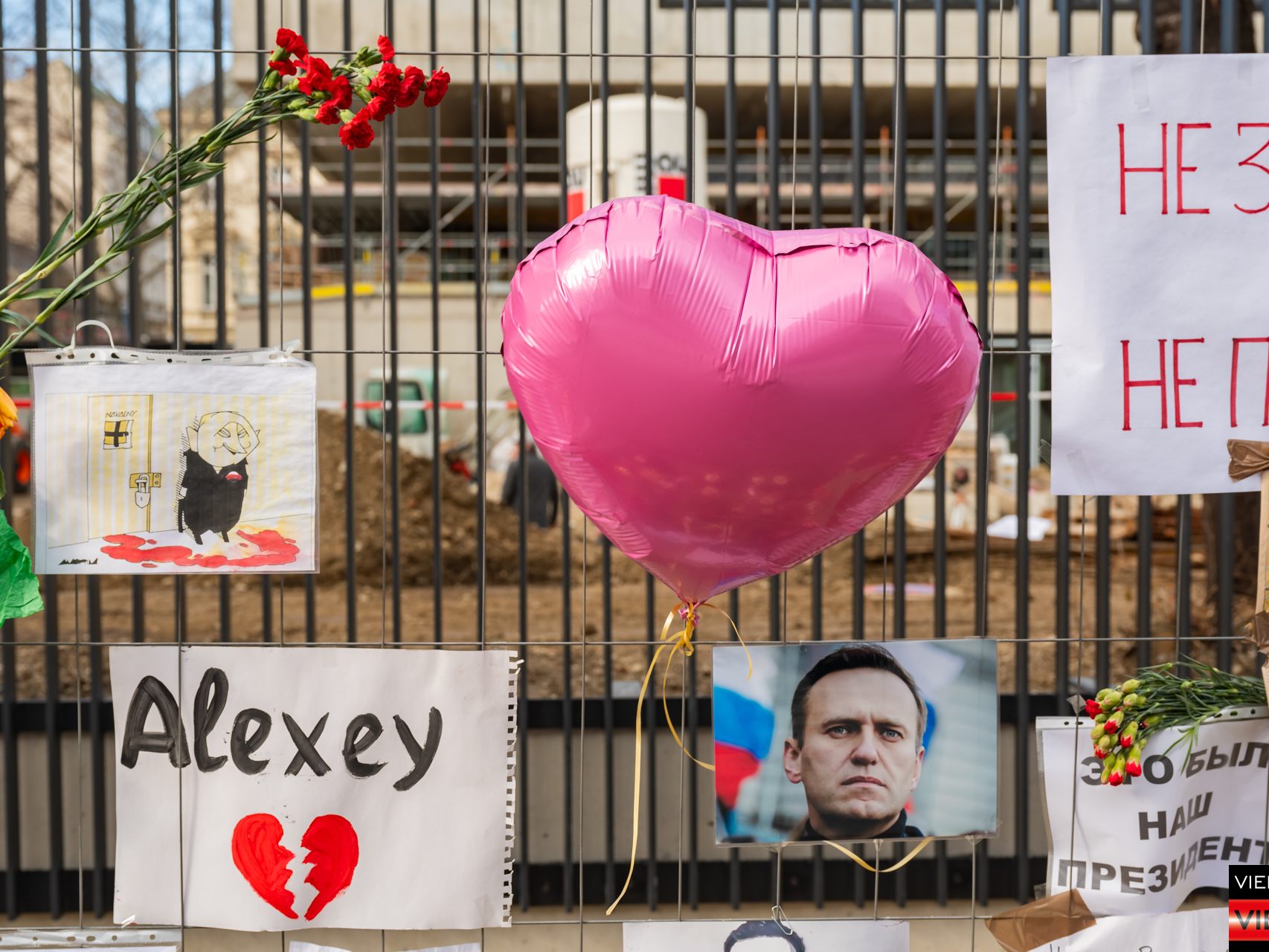 Nawalny Gedenkstätte an einem Bauzaun gegenüber der Botschaft Russlands